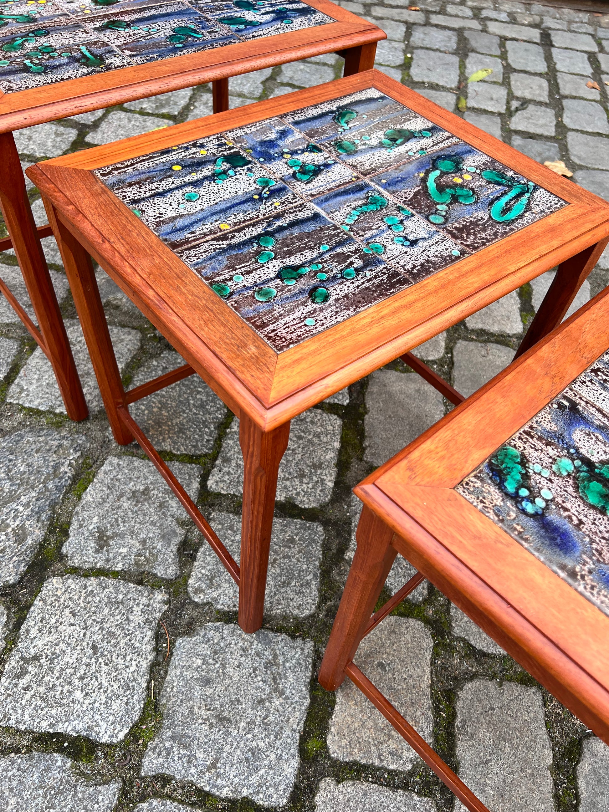 Satztische grau grün Fliesen Teak aus Dänemark