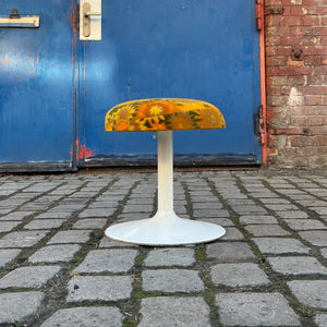 Hocker Flowerpower gelb grün 70er Tulpenfuß