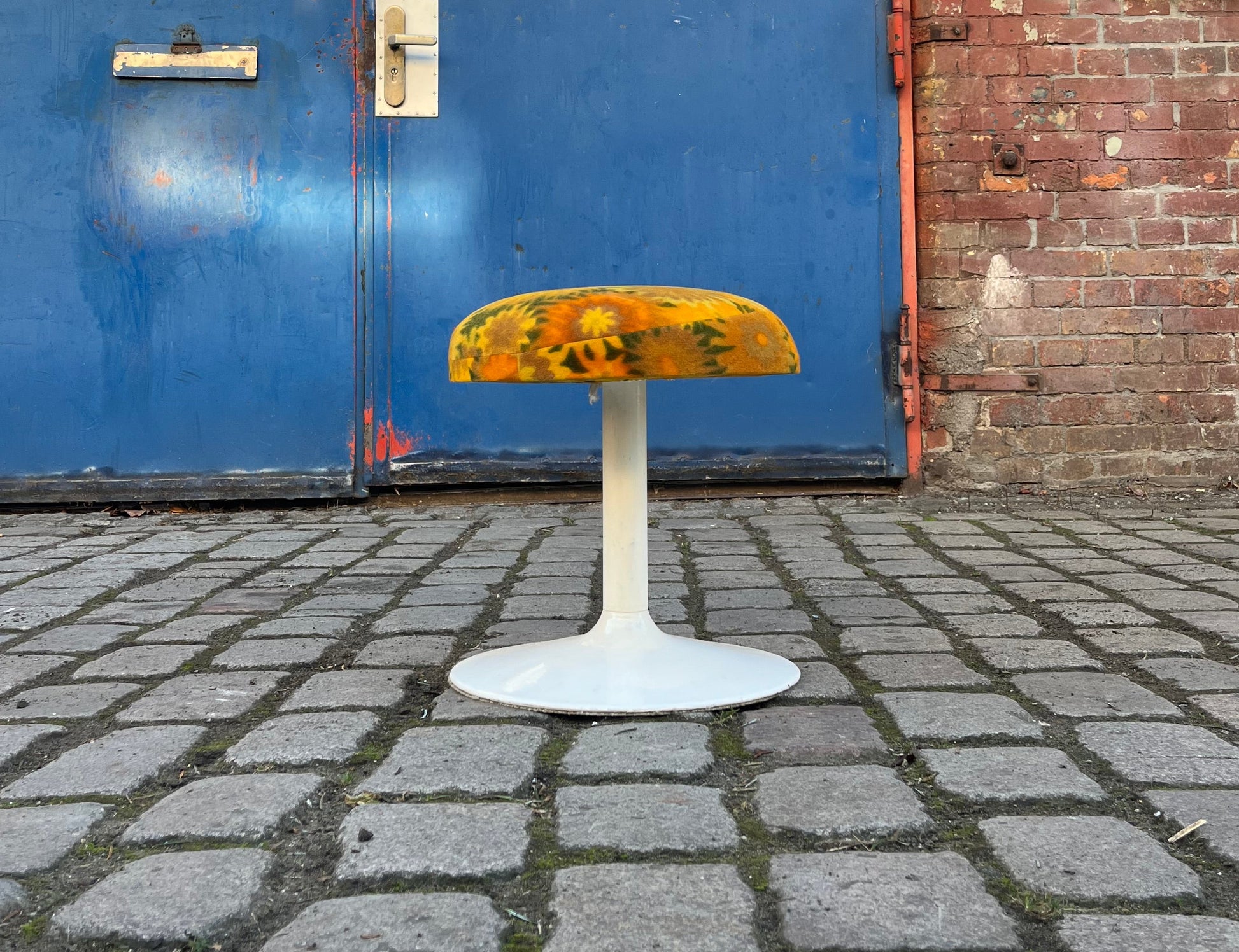 Hocker Flowerpower gelb grün 70er Tulpenfuß
