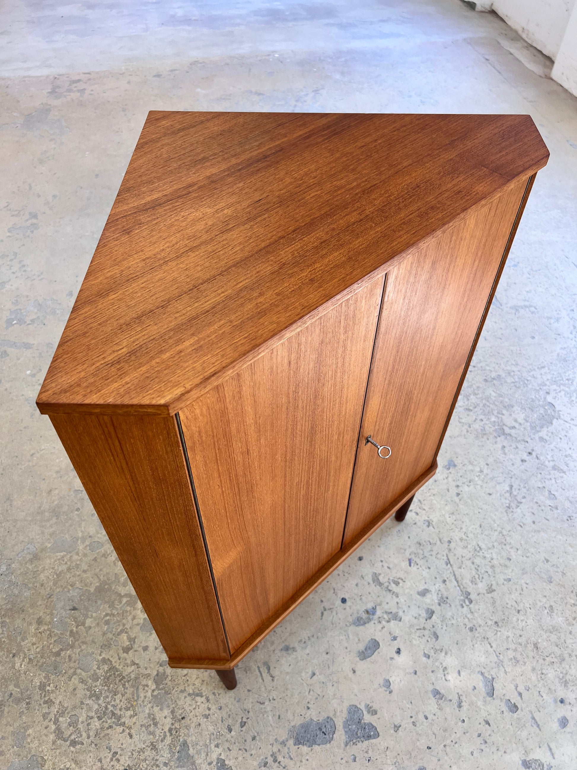 Eckschrank Teak mit Schloss aus Dänemark