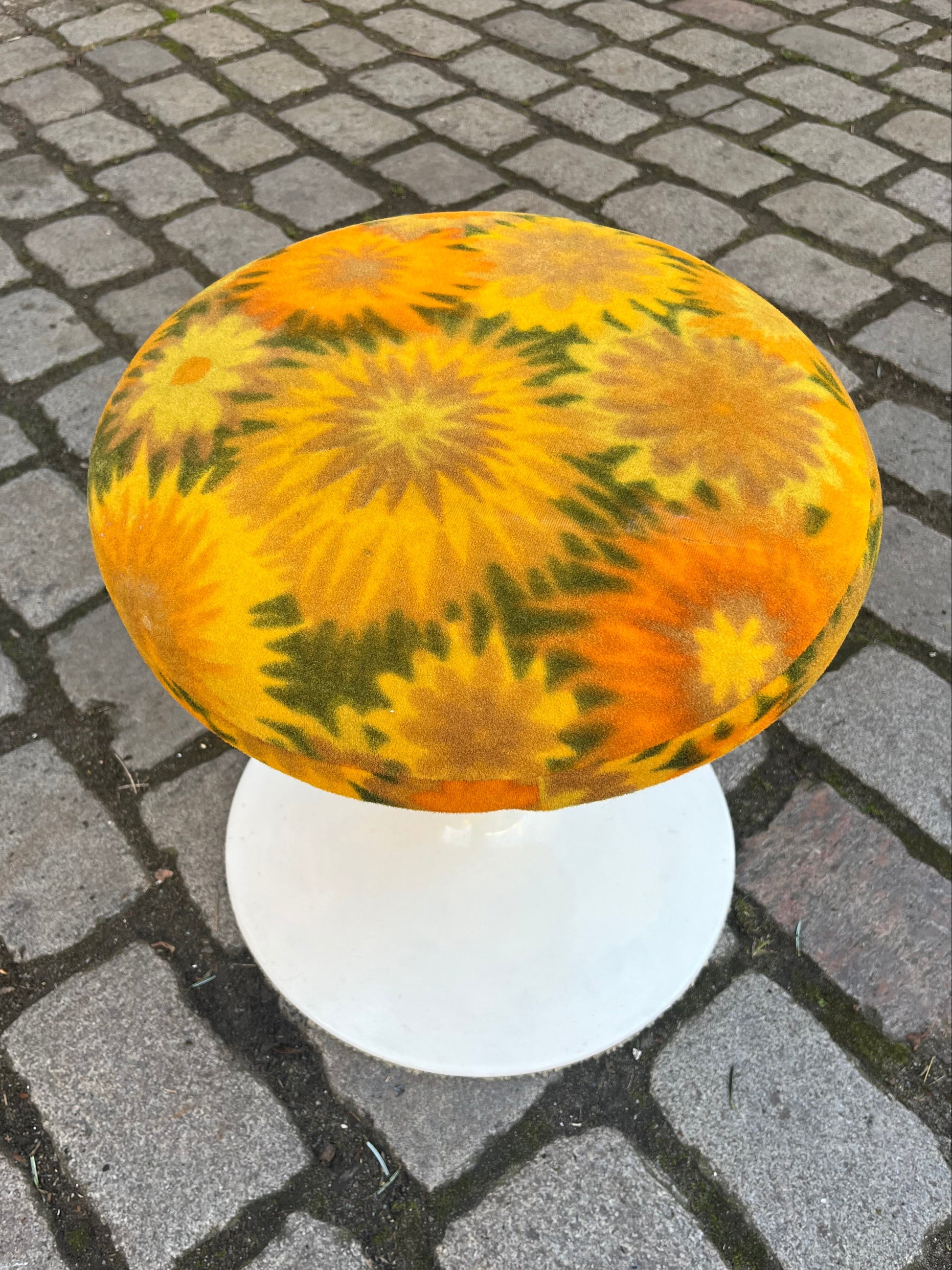 Hocker Flowerpower gelb grün 70er Tulpenfuß