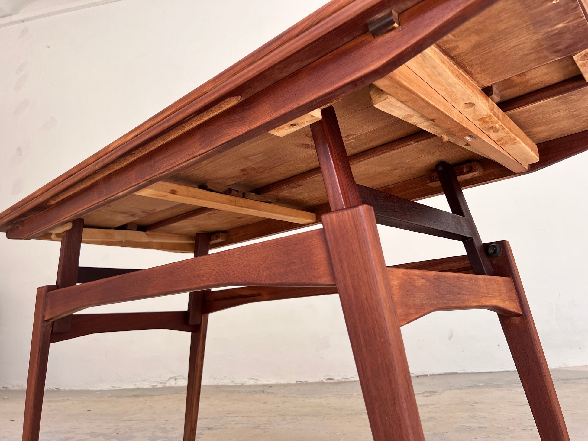 Höhenverstellbarer Couchtisch Teak mit Auszügen aus Dänemark