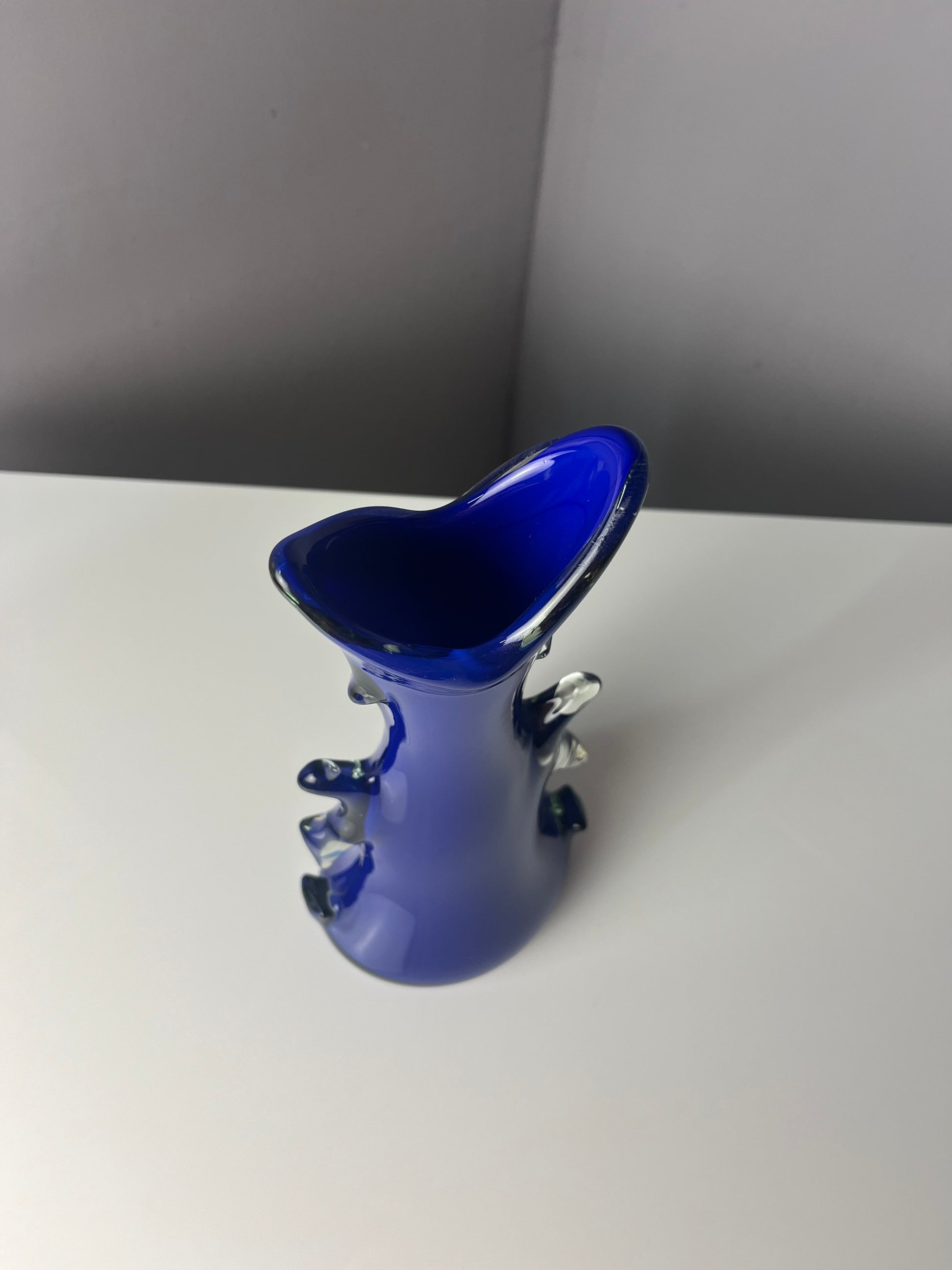 Vase Shark Fin blau Glas von HSG Tarnowiec
