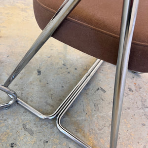 Polsterstuhl Chrom mit braunem Velour