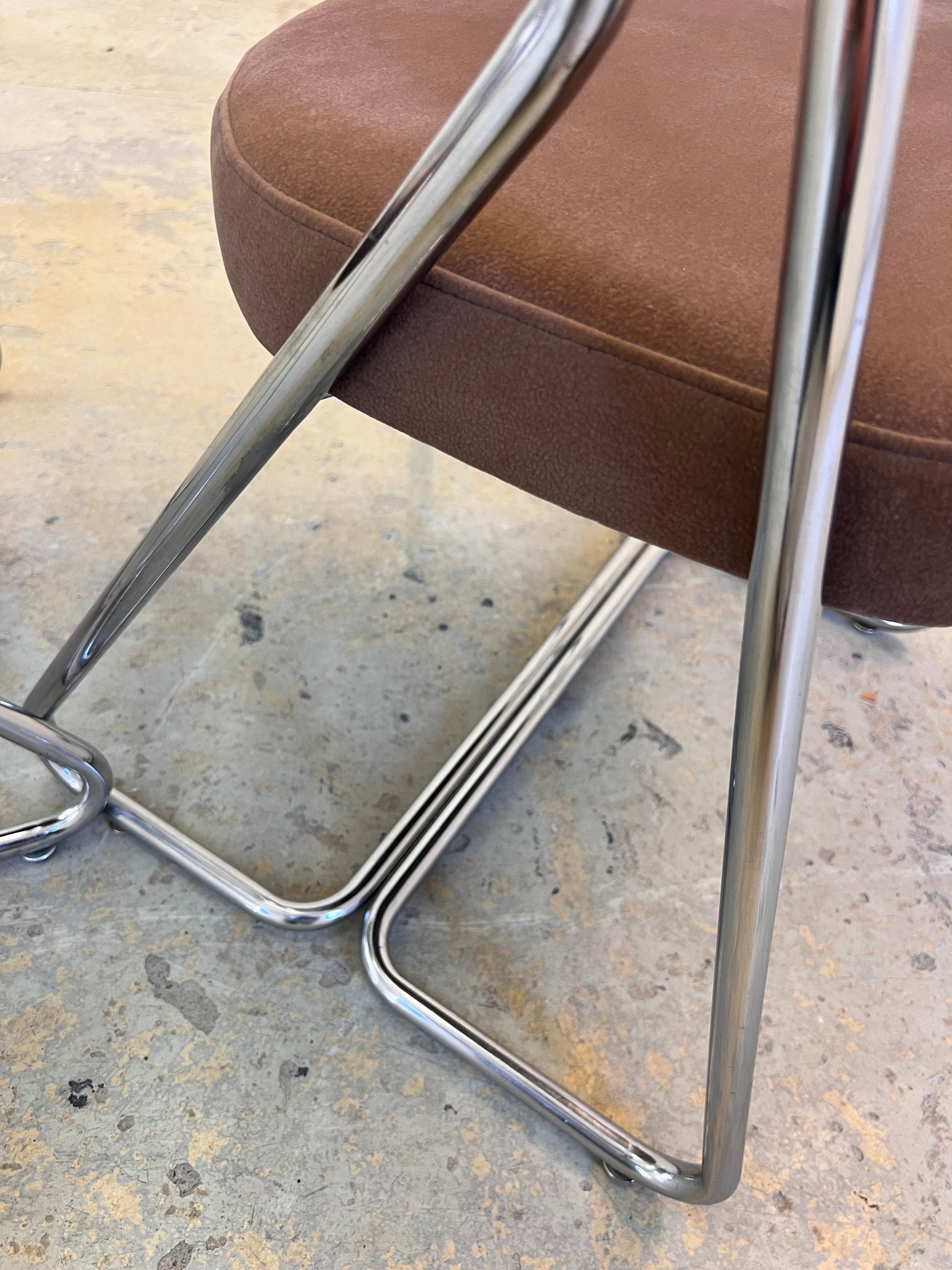 Polsterstuhl Chrom mit braunem Velour