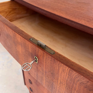Halbrunde Kommode Teak mit runden Griffen & Schloss aus Dänemark