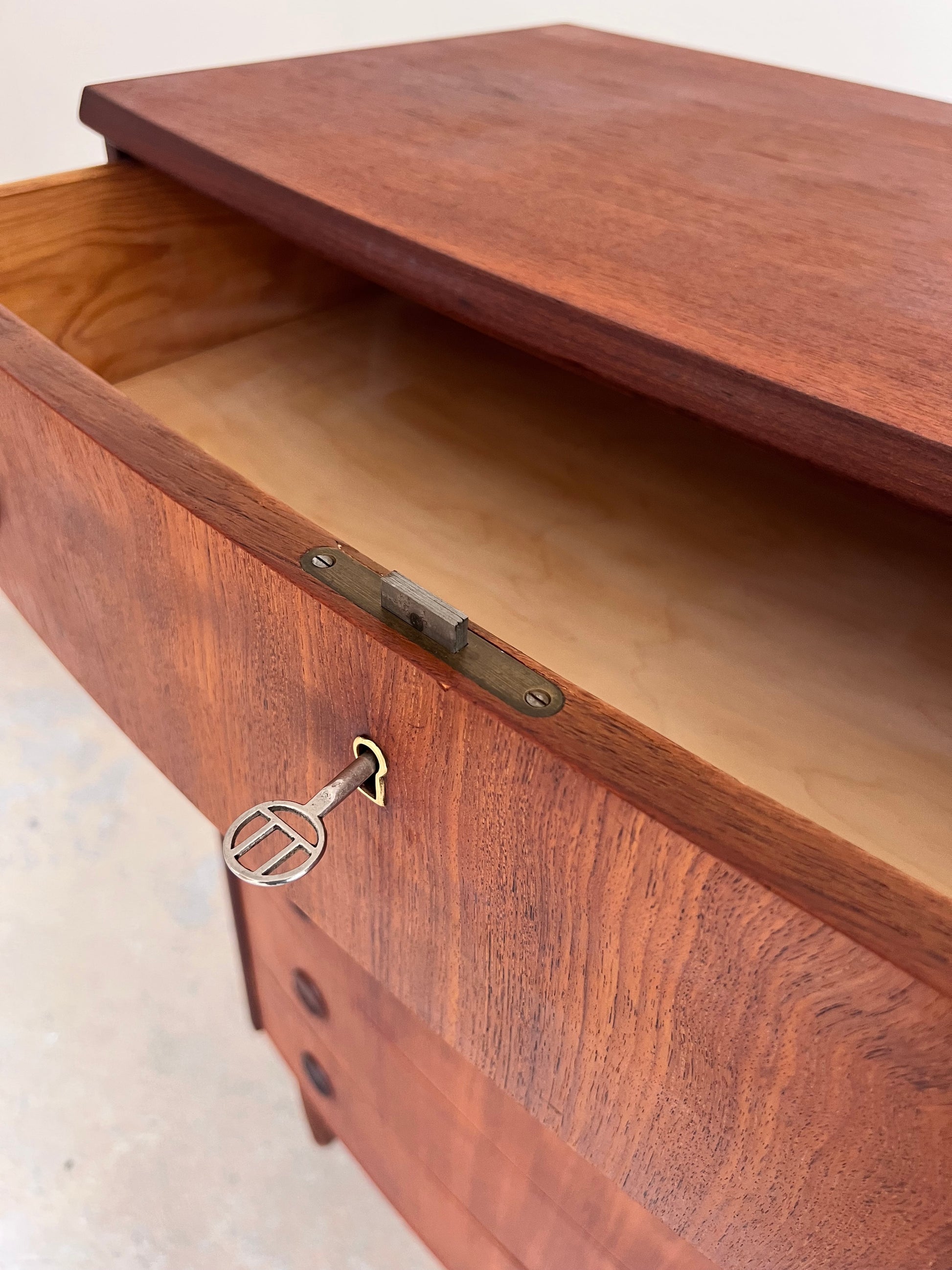 Halbrunde Kommode Teak mit runden Griffen & Schloss aus Dänemark