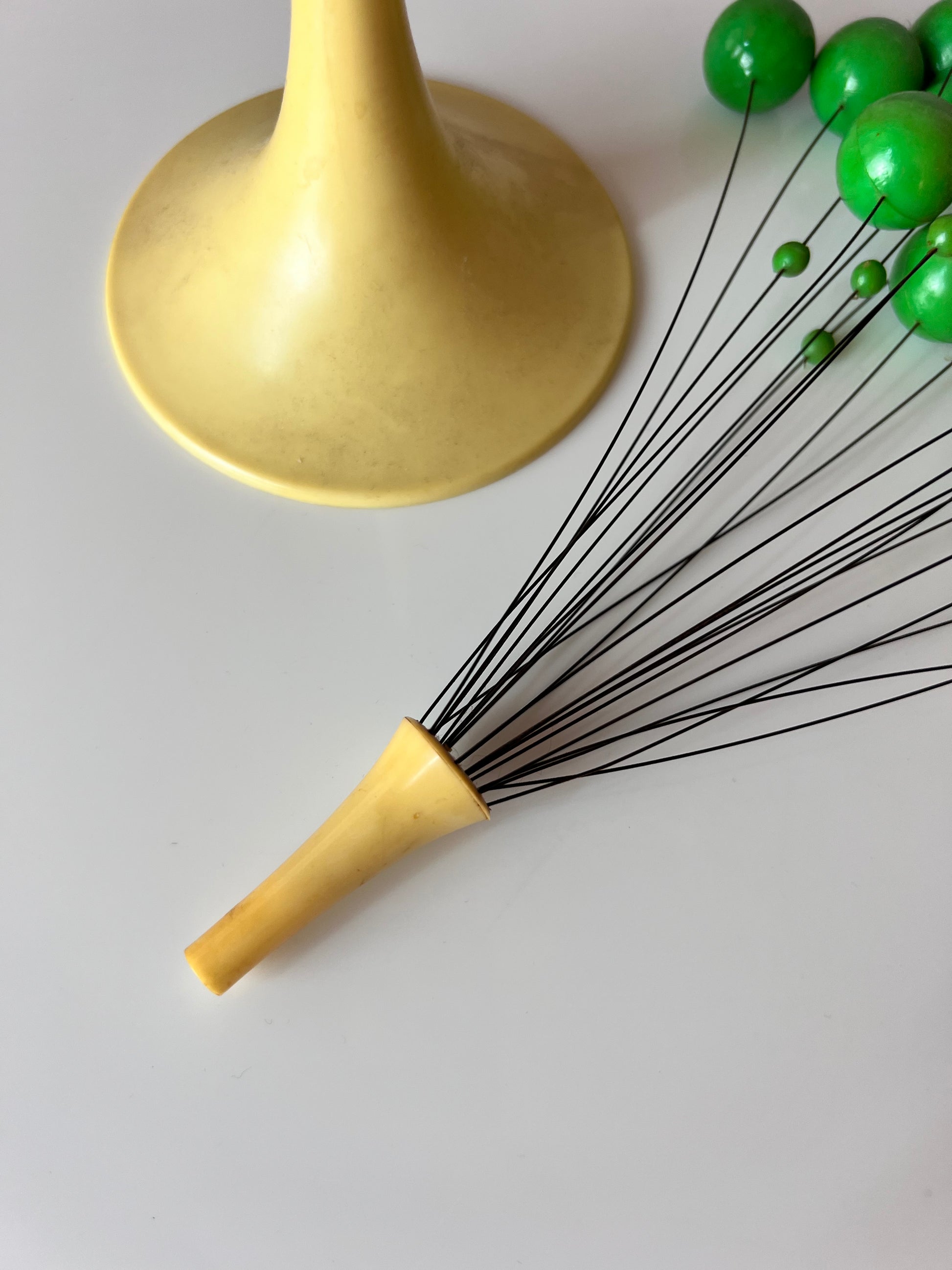 Kinetische Kugelbaum Skulptur Atome creme grün
