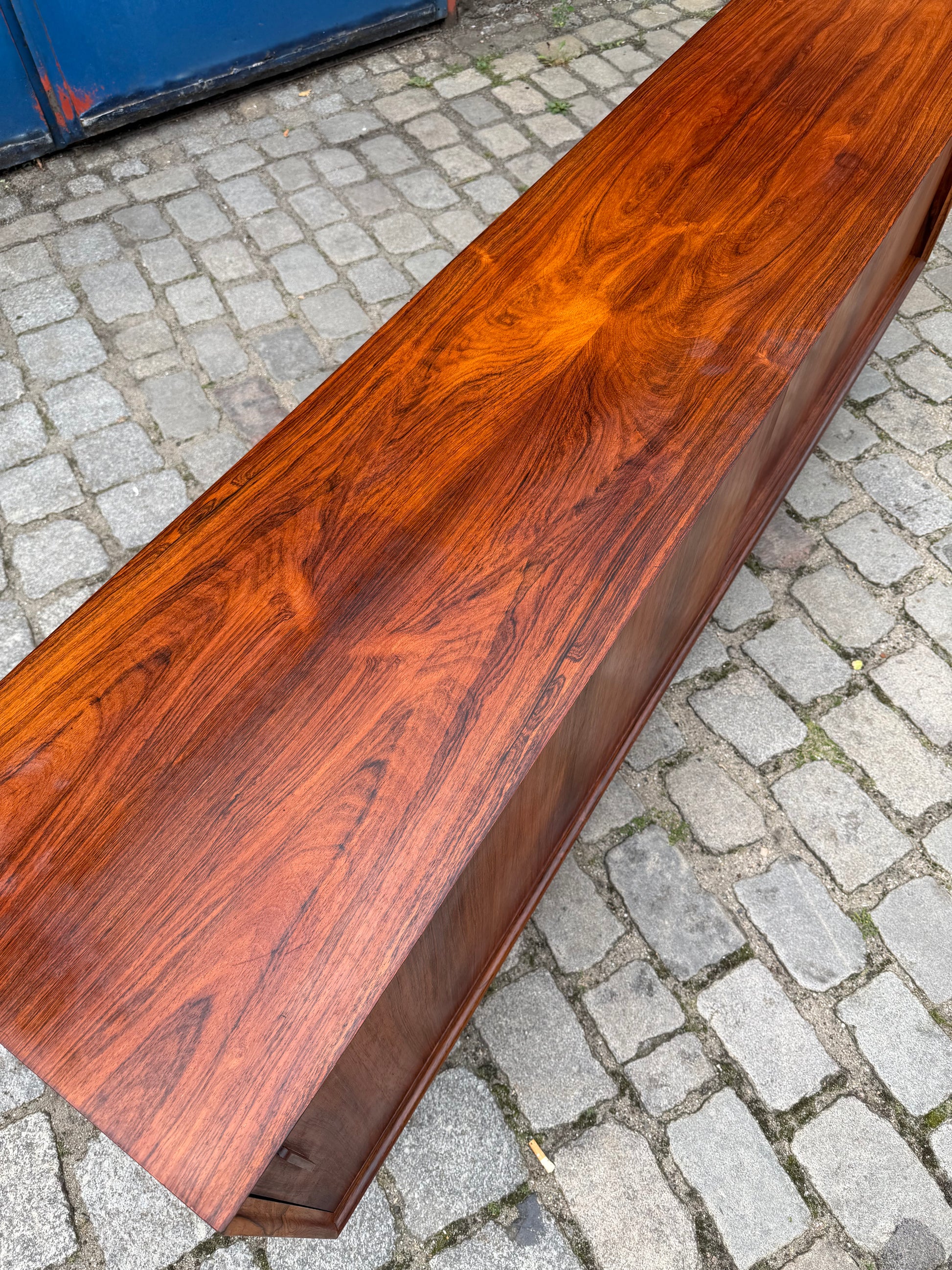 Sideboard Mahagoni mit Schiebetüren & Chromfüßen