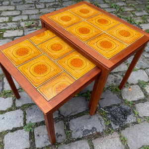 Set: 2 Satztische Teak & gelbe Fliesen aus Dänemark