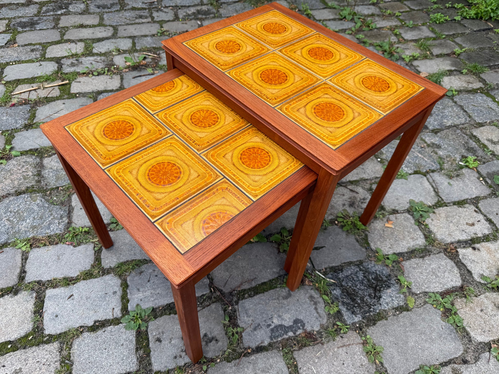 Set: 2 Satztische Teak & gelbe Fliesen aus Dänemark