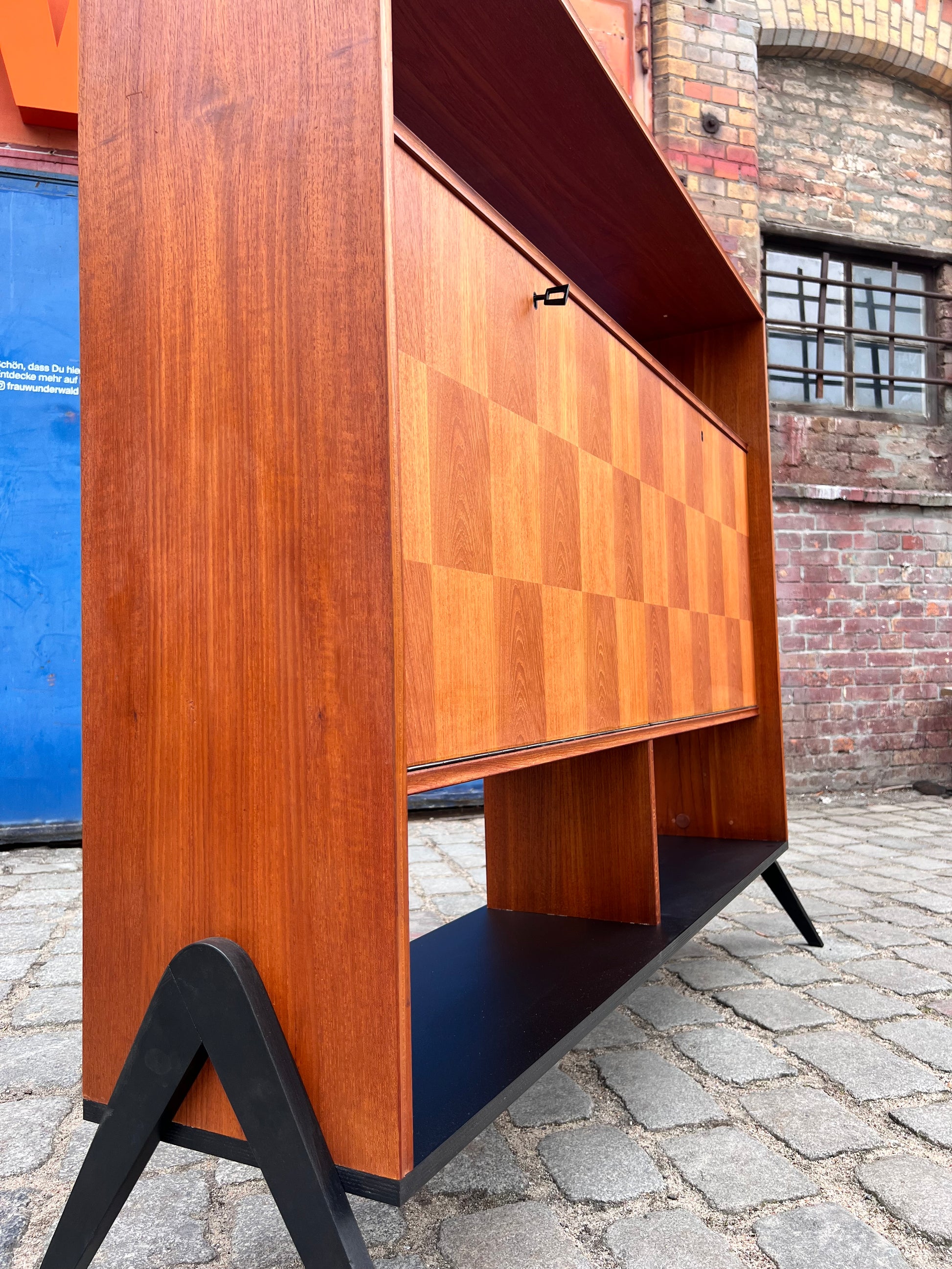 Regal Teak mit Minibar auf neuen Holzfüßen aus Dänemark