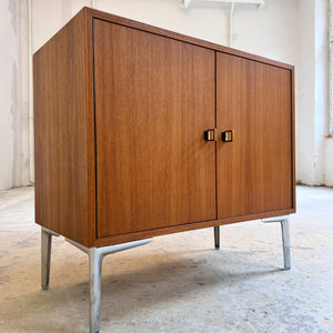 Schrank Esche mit neuen Chromfüßen