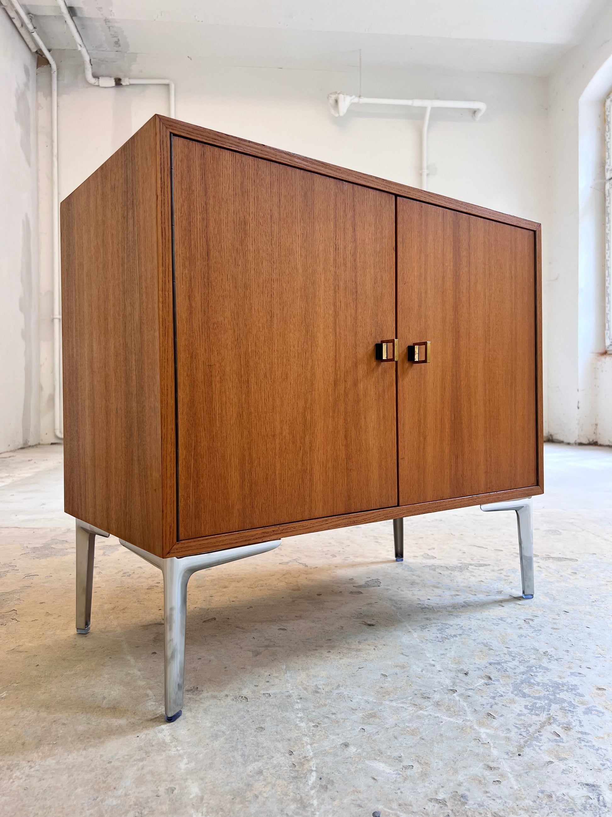Schrank Esche mit neuen Chromfüßen