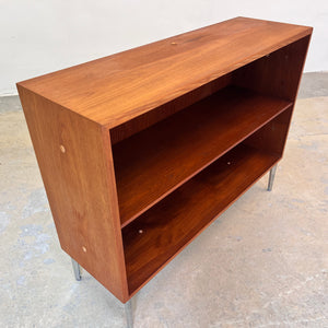 Regal Teak mit neuen Chromfüßen