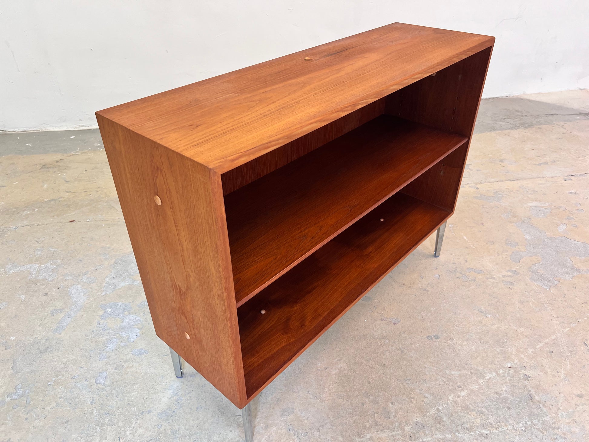 Regal Teak mit neuen Chromfüßen