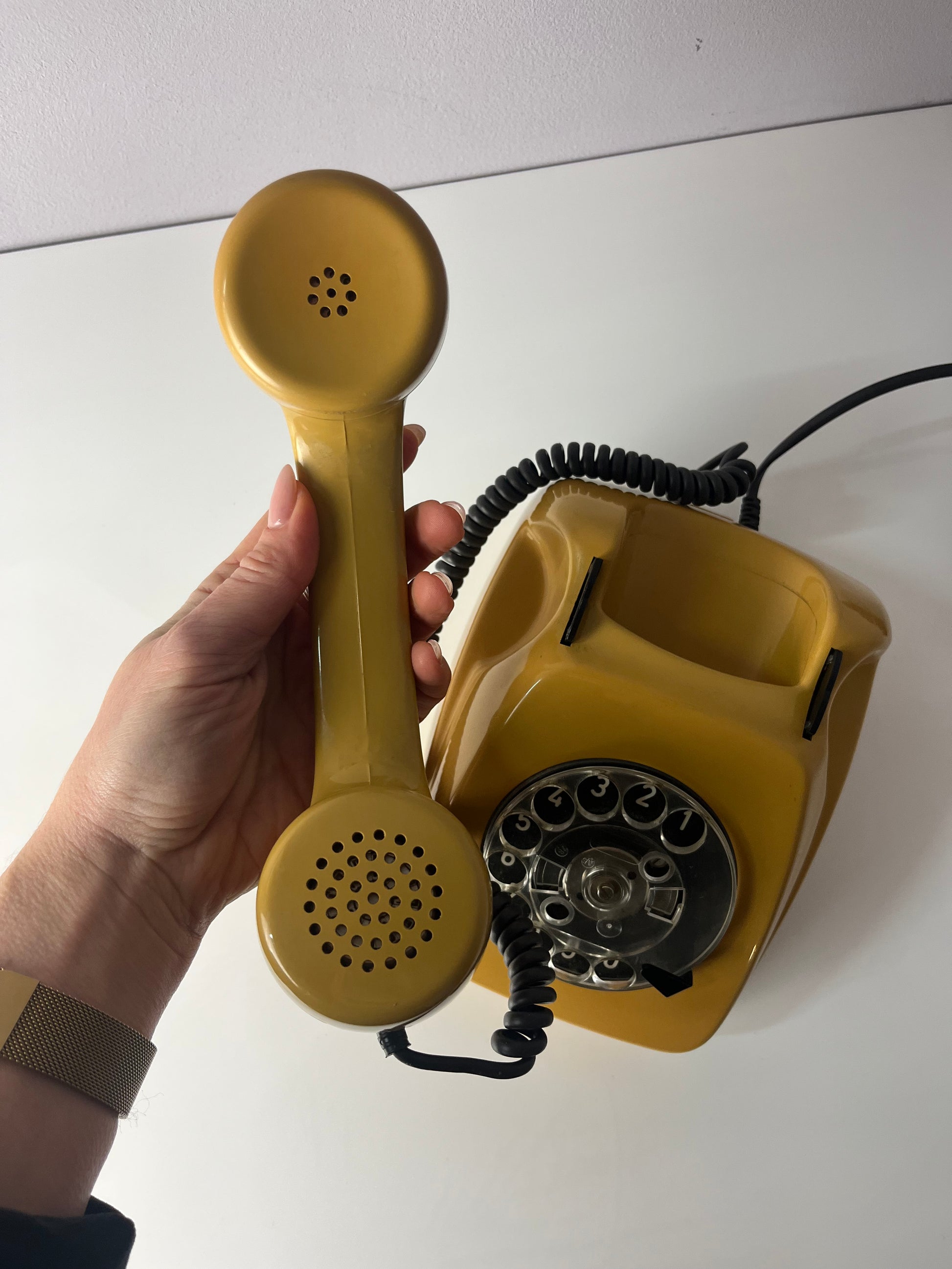 Telefon FeTap 611-2a gelb mit Wählscheibe und Kabel
