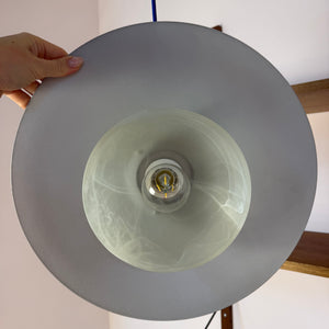 Lamellenlampe silbergrau mit marmoriertem Glasschirm aus Dänemark