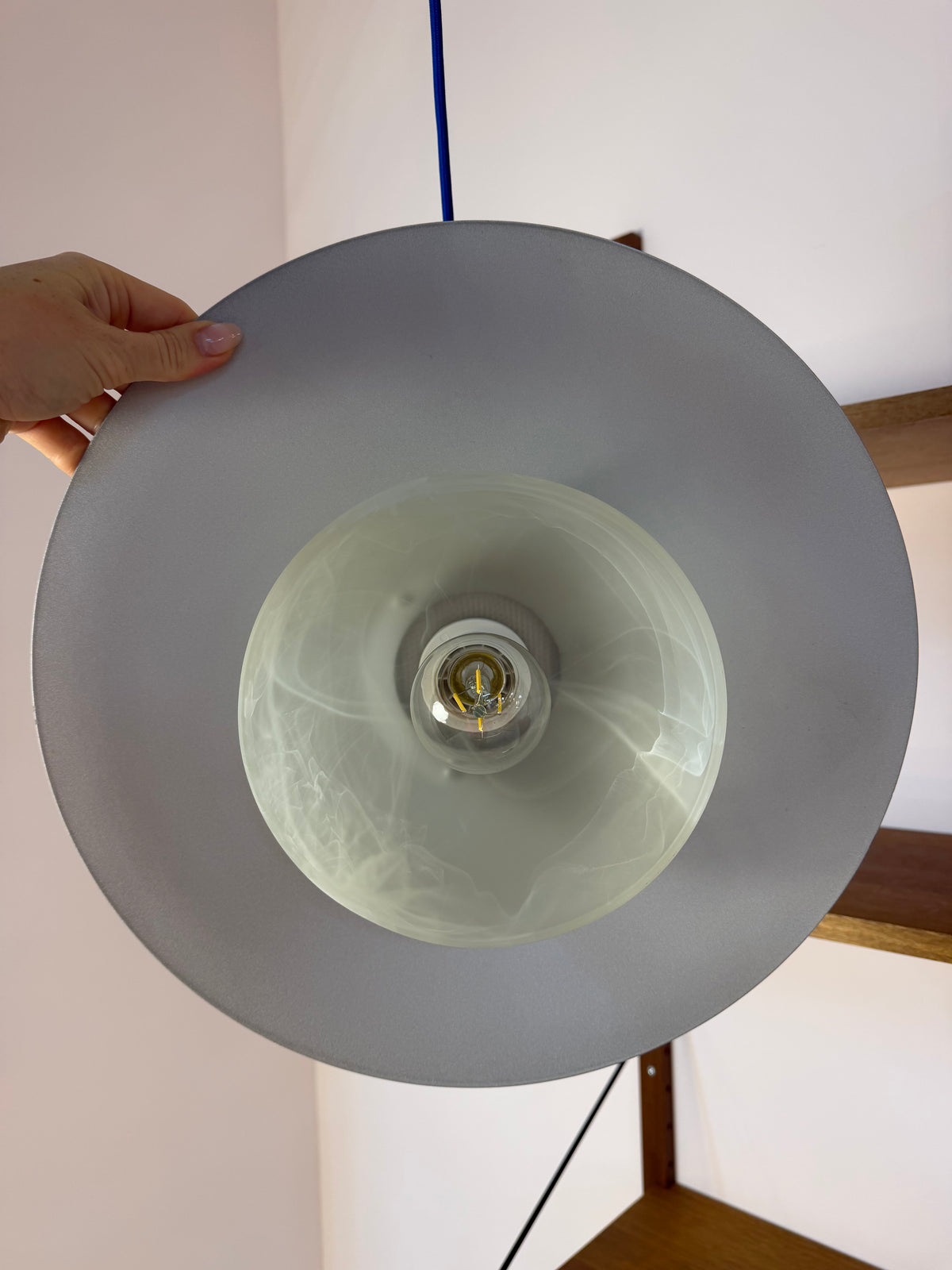 Lamellenlampe silbergrau mit marmoriertem Glasschirm aus Dänemark