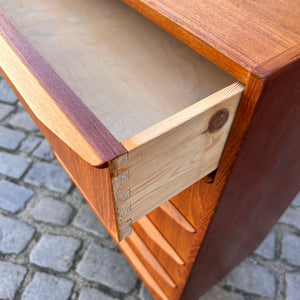 Kommode Teak mit durchgängigen Griffen & Schloss aus Dänemark