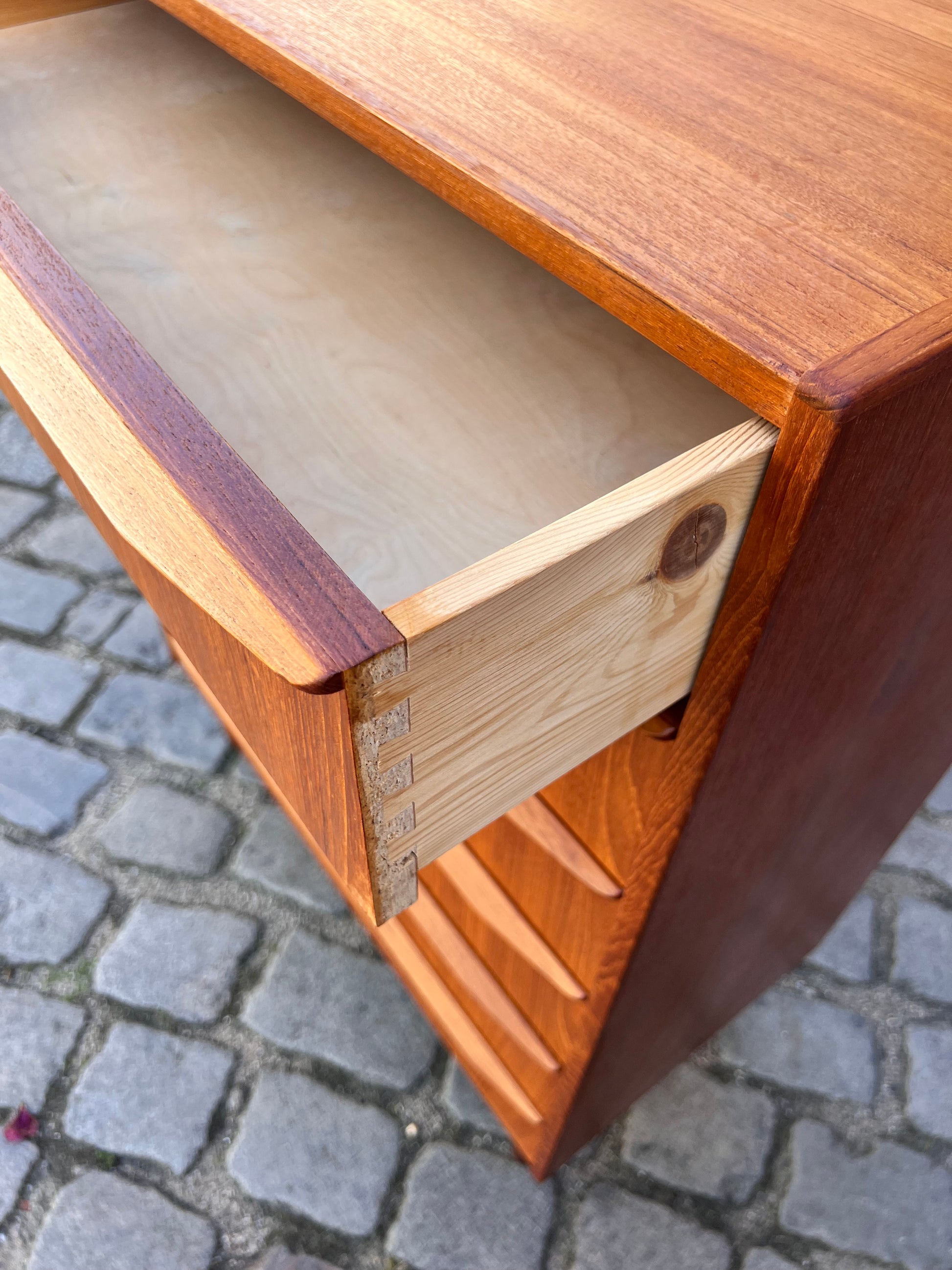 Kommode Teak mit durchgängigen Griffen & Schloss aus Dänemark