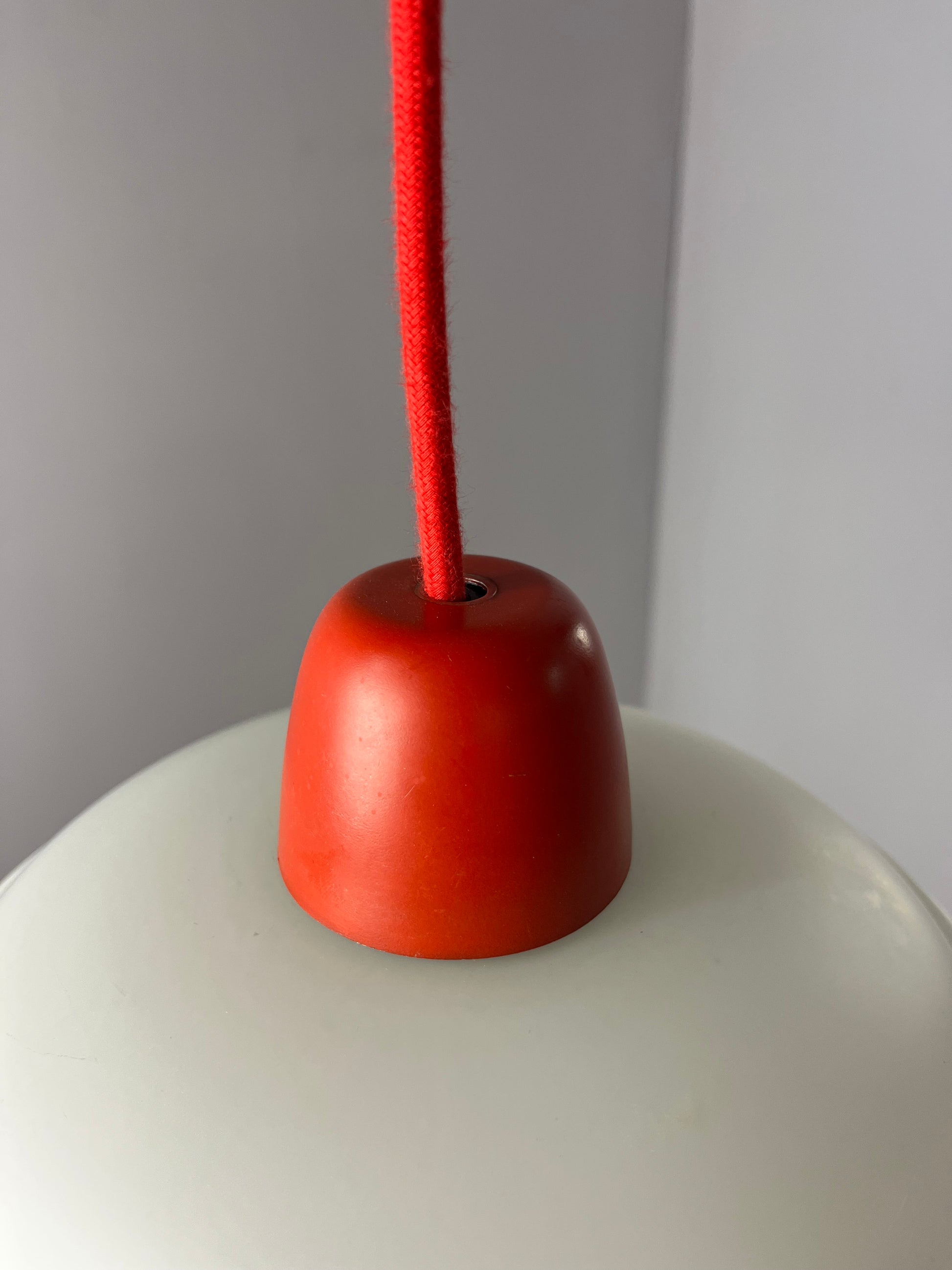 Hängelampe weiß mit rotem Abschluss