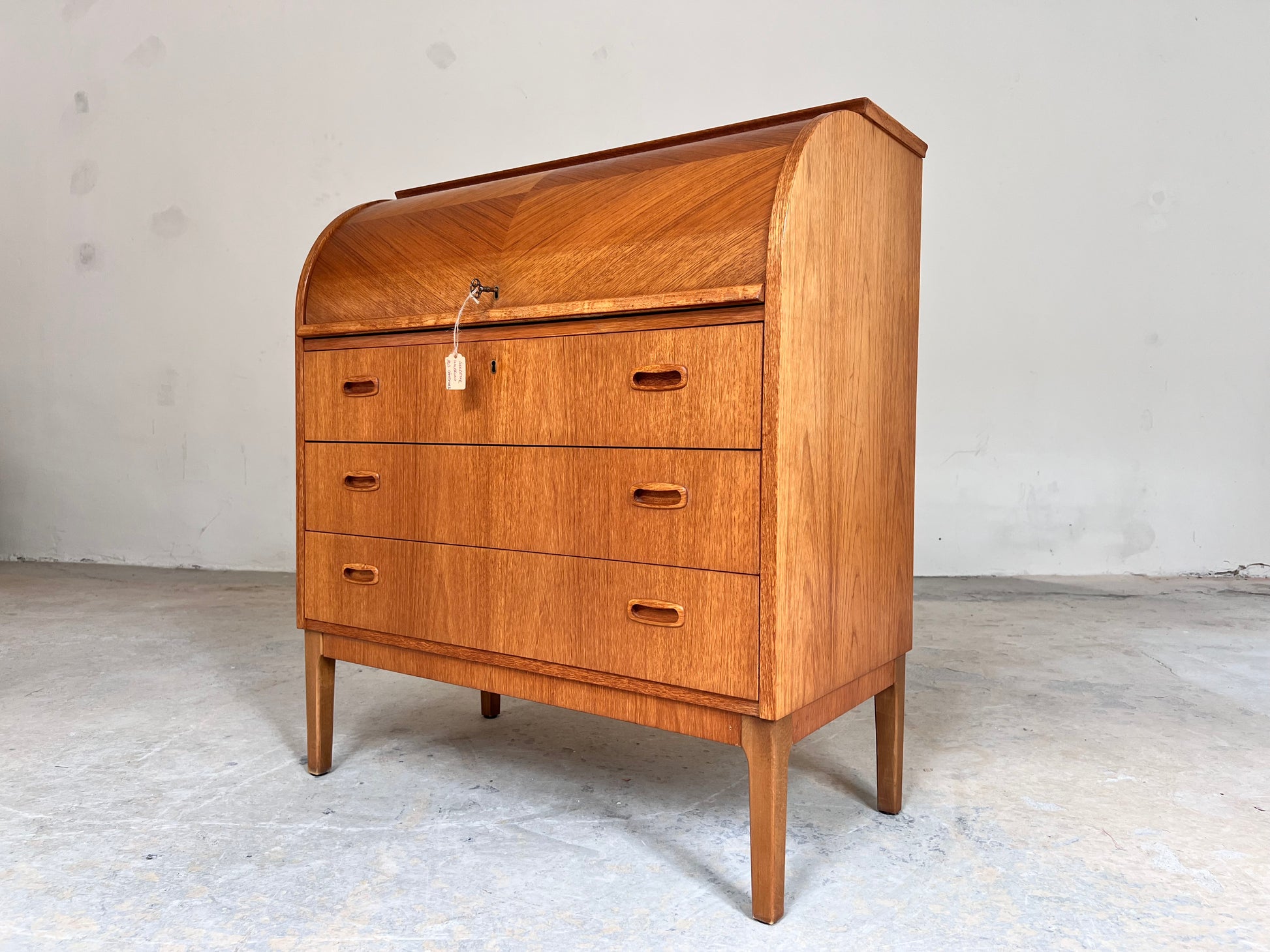 Sekretär Teak halbrund mit Schloss aus Dänemark