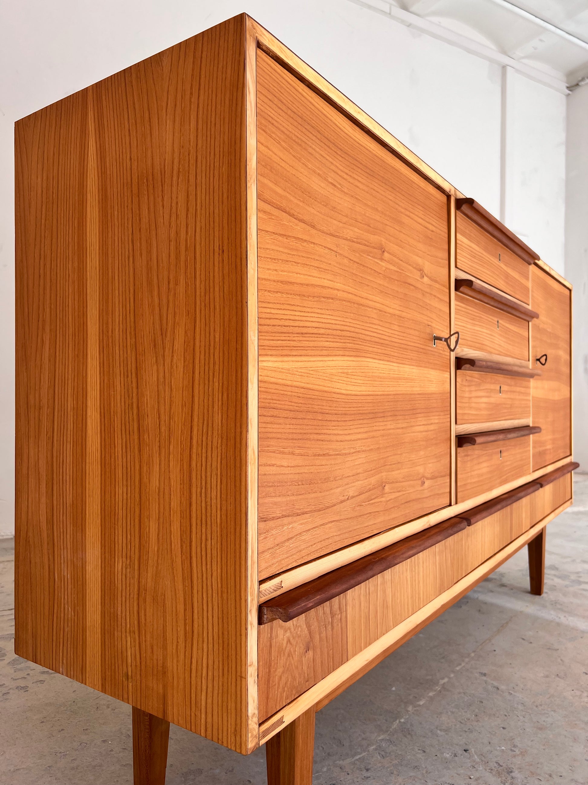 Sideboard Esche mit Schranktüren und Schubladen