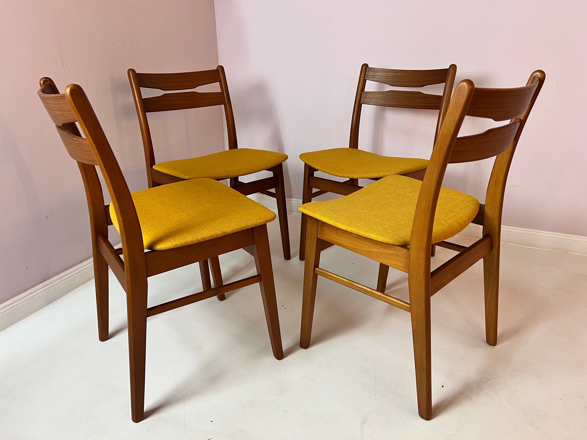 Set: 4x Polsterstuhl gelb Teak aus Dänemark