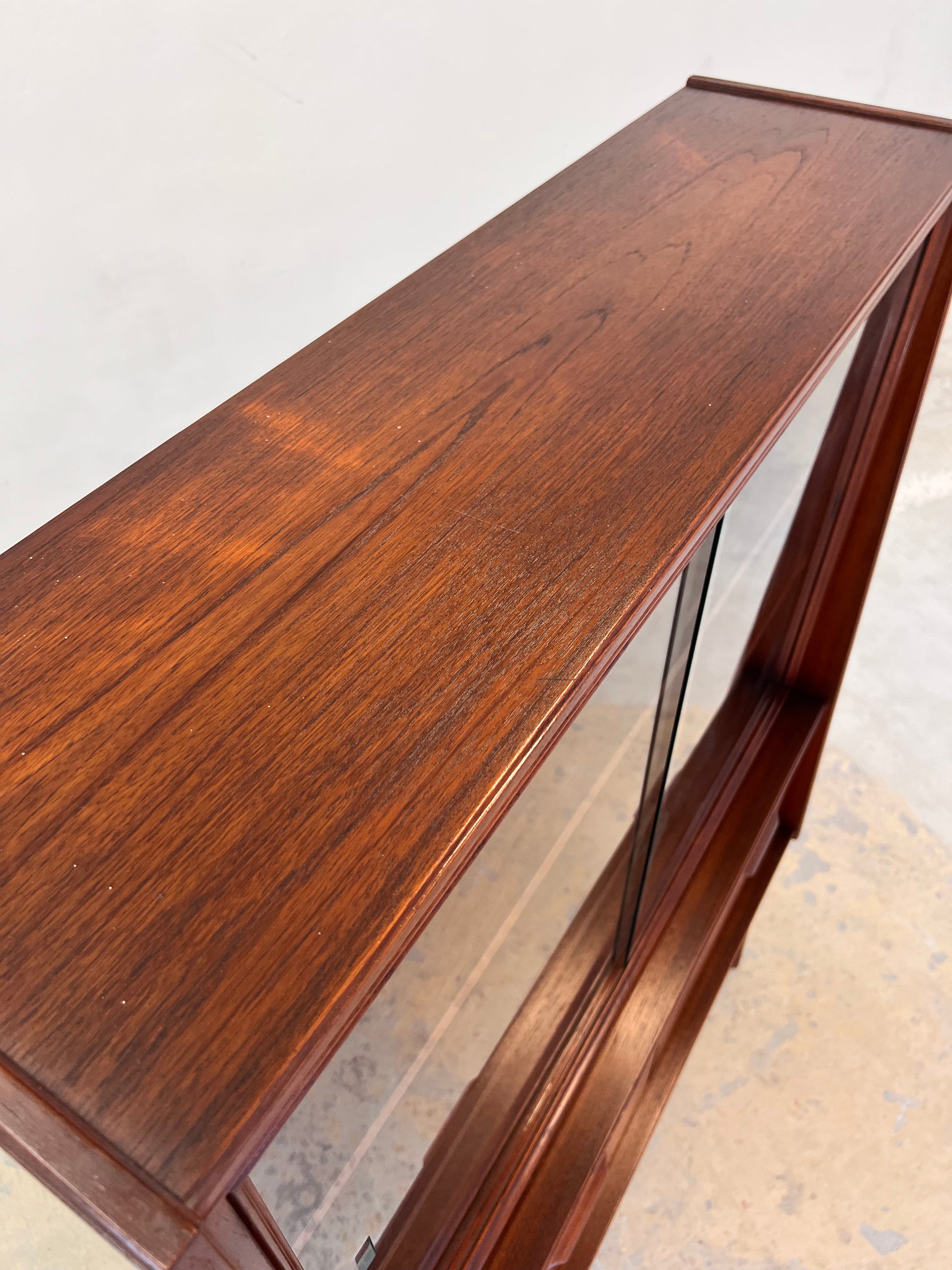Vitrine Teak mit Klappfächern aus Deutschland