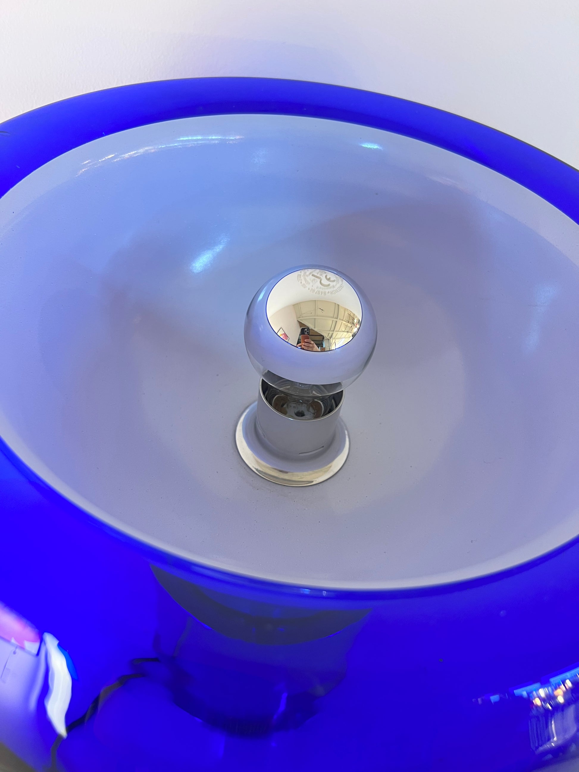 Tischlampe mit doppelwandigem Glasschirm königsblau von Doria