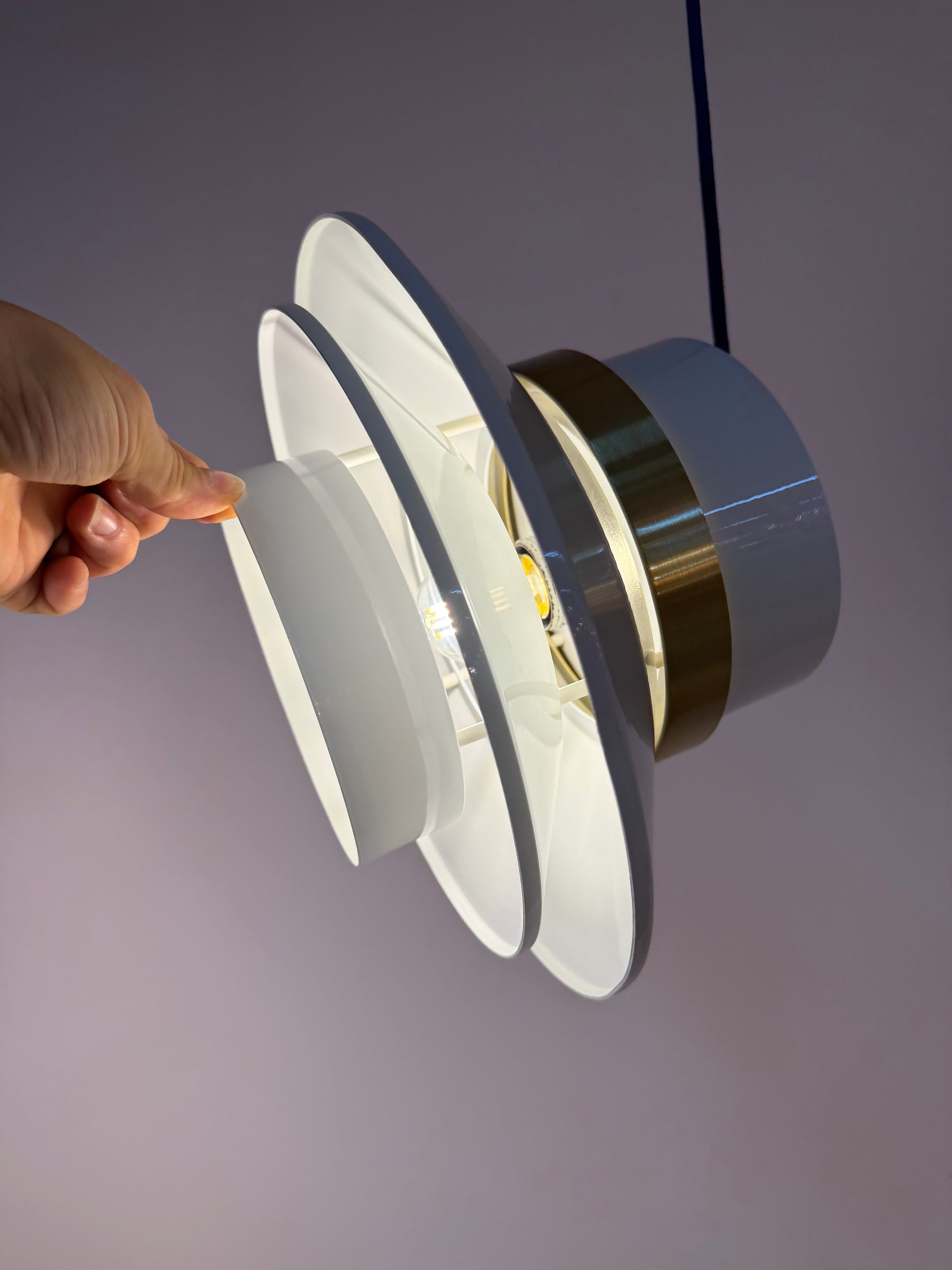 Lamellenlampe Hochglanz weiß Messing aus Dänemark