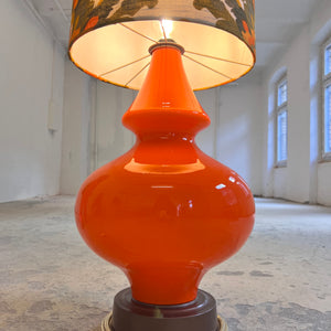 Stehlampe orange mit leuchtendem Glasfuß und 70er Schirm