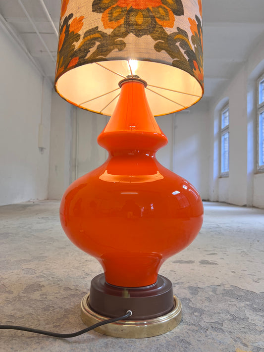 Stehlampe orange mit leuchtendem Glasfuß und 70er Schirm