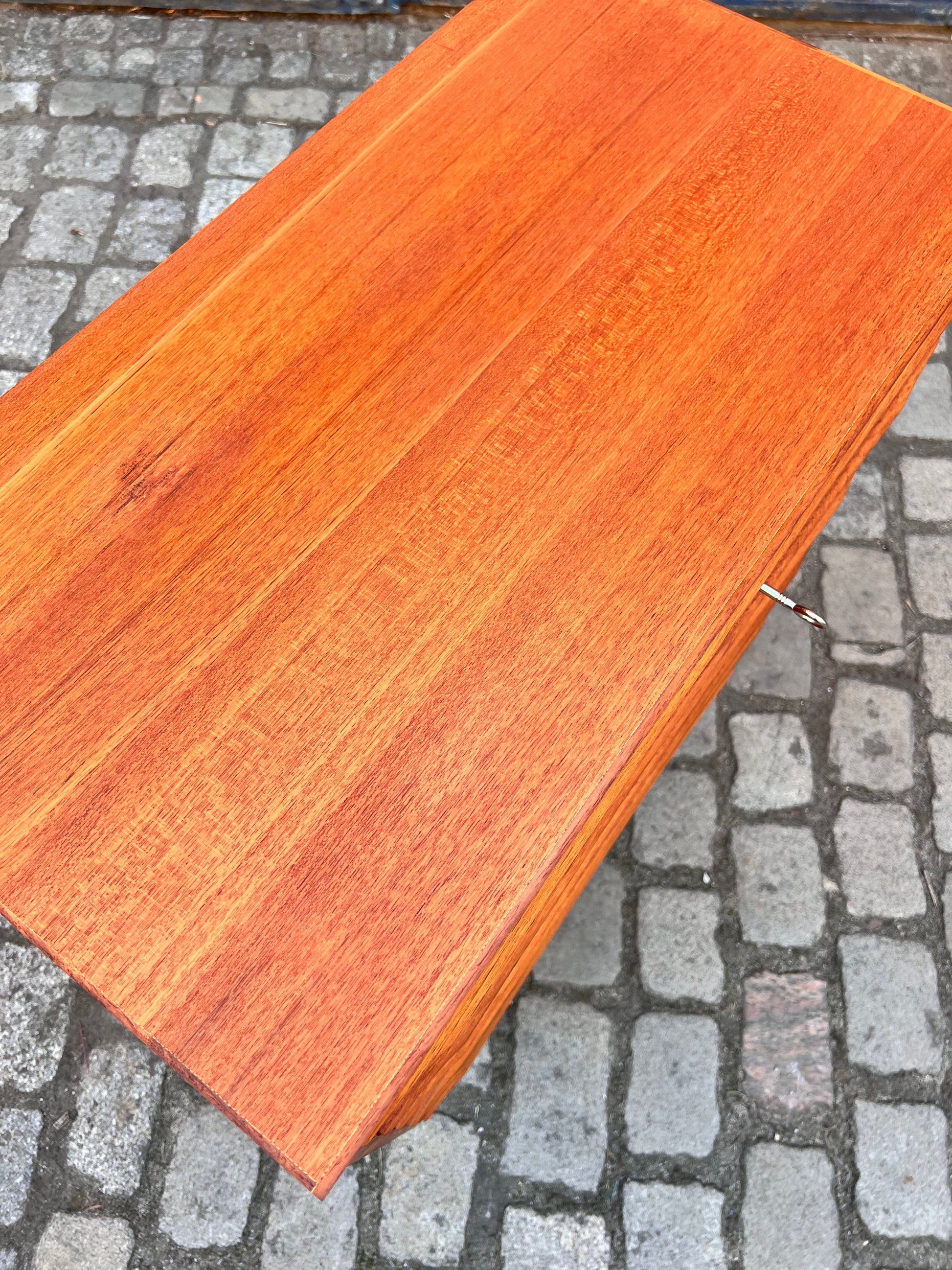 Kommode Teak mit durchgehenden Griffen und Schloss aus Dänemark