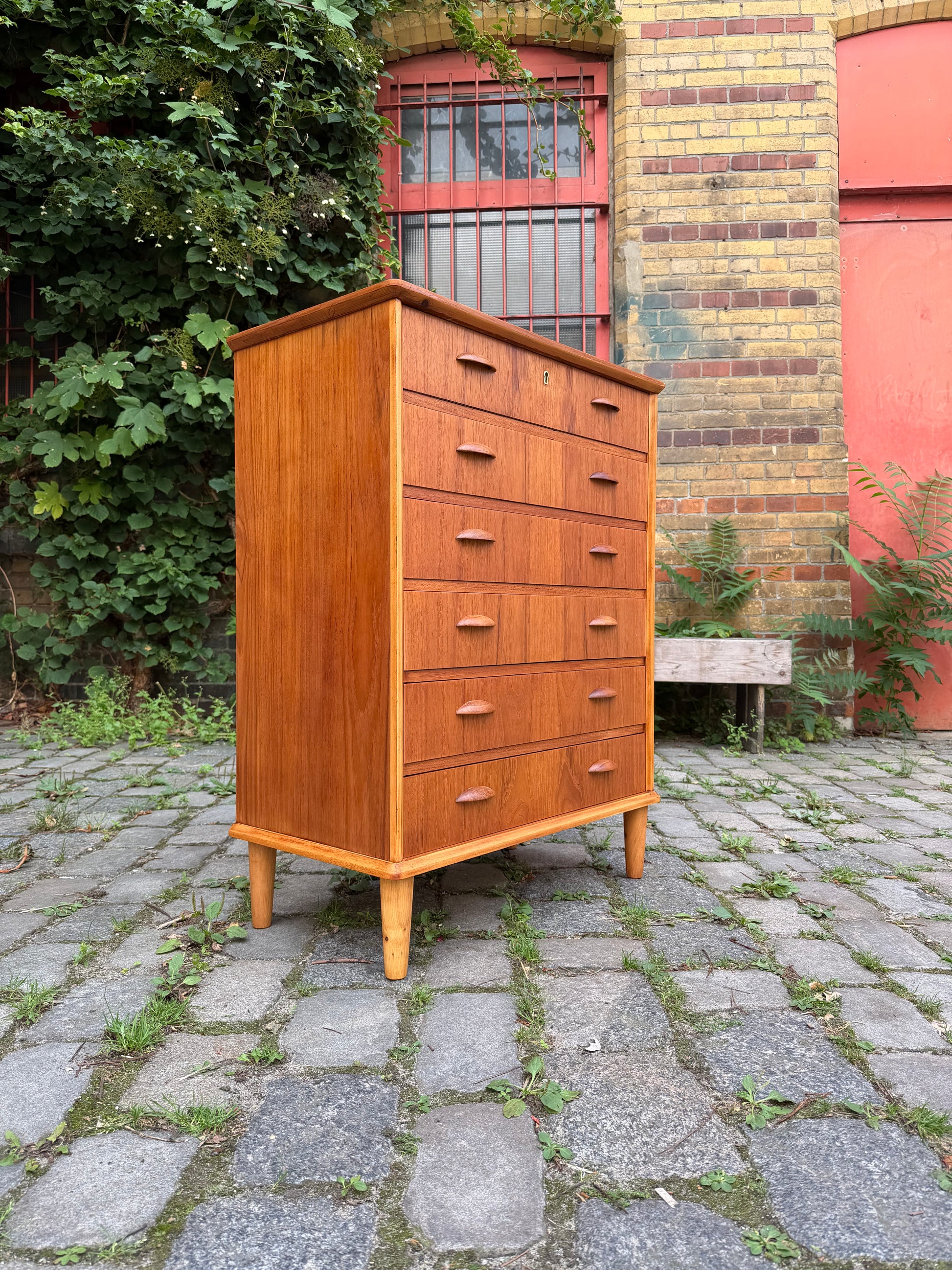 Kommode Teak mit Muschelgriffen aus Dänemark