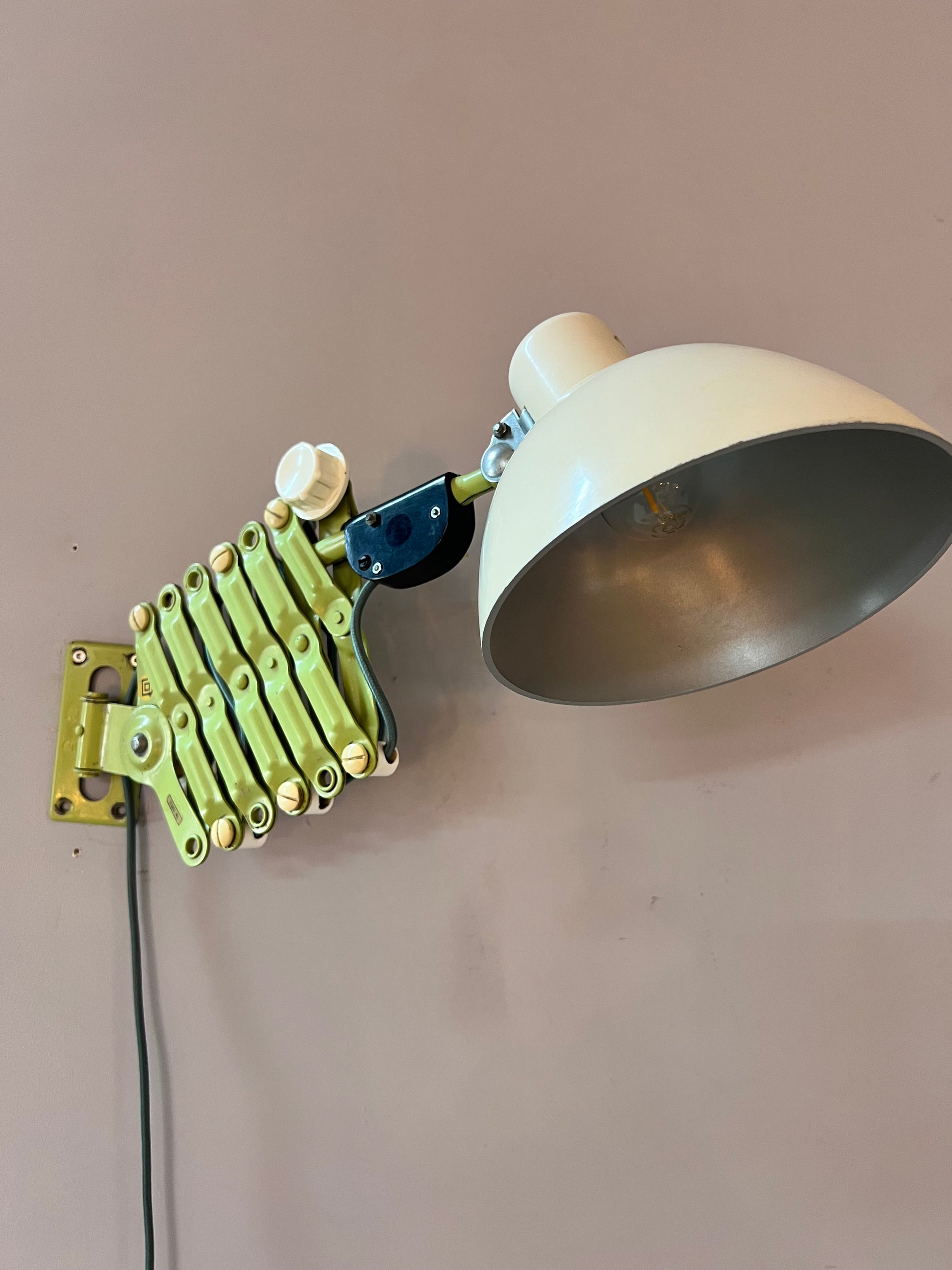 Scherenlampe mint creme von VEB Zweckleuchtenbau Dresden