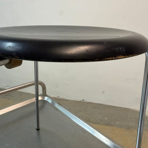 Tripod Dot Hocker schwarz Chrom von Arne Jacobsen für Fritz Hansen