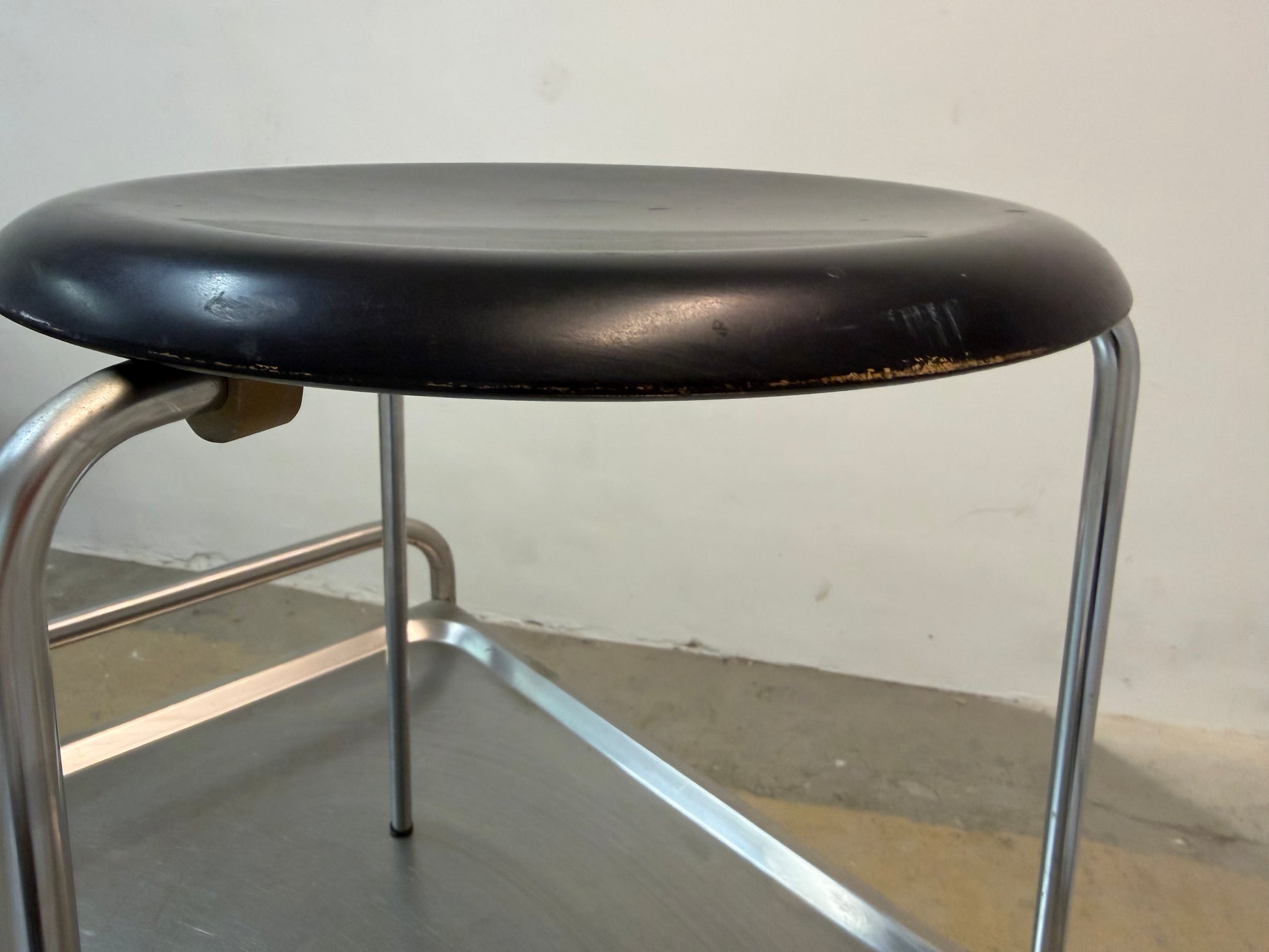 Tripod Dot Hocker schwarz Chrom von Arne Jacobsen für Fritz Hansen