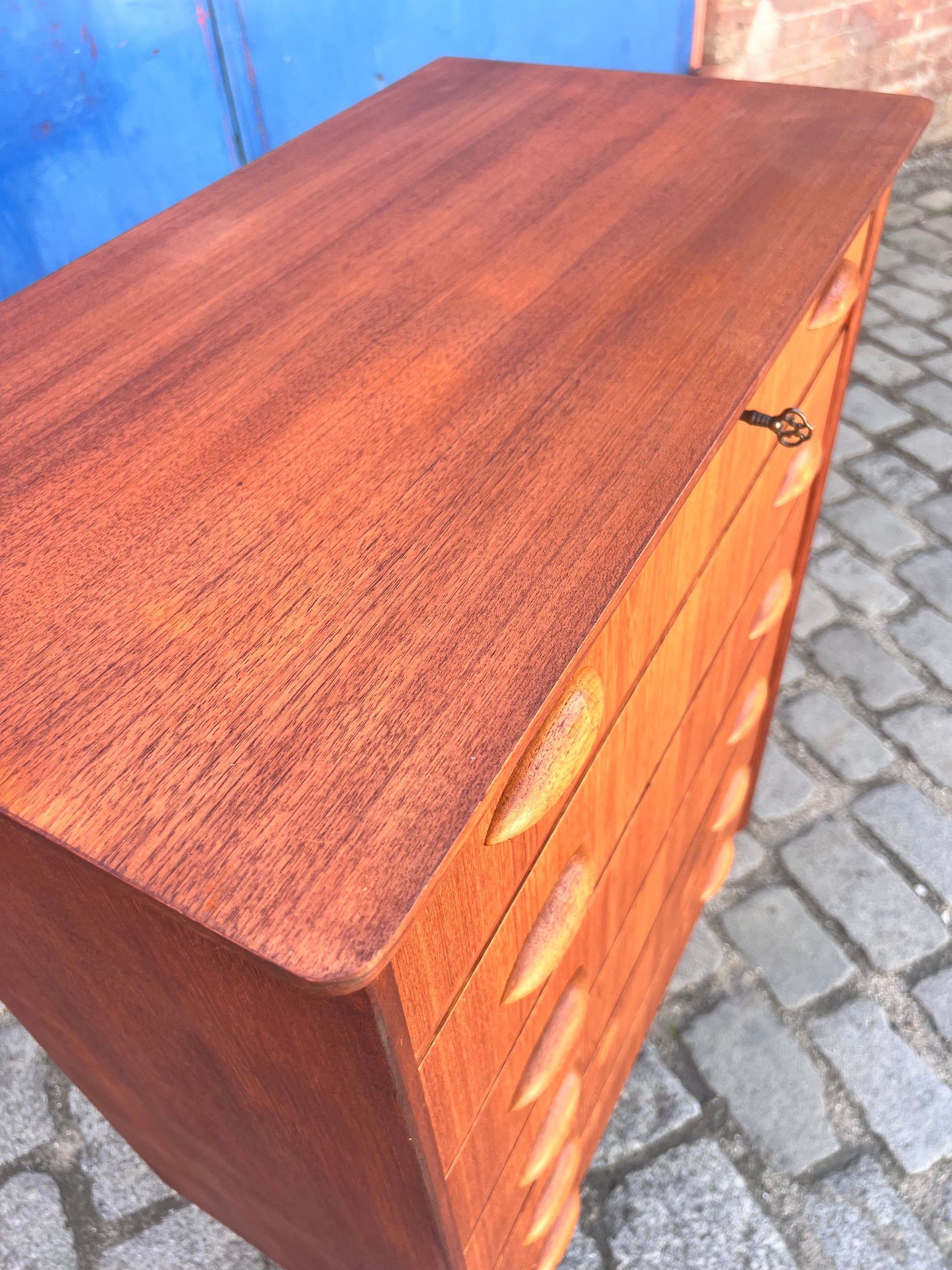 Kommode Teak mit Muschelgriffen aus Dänemark