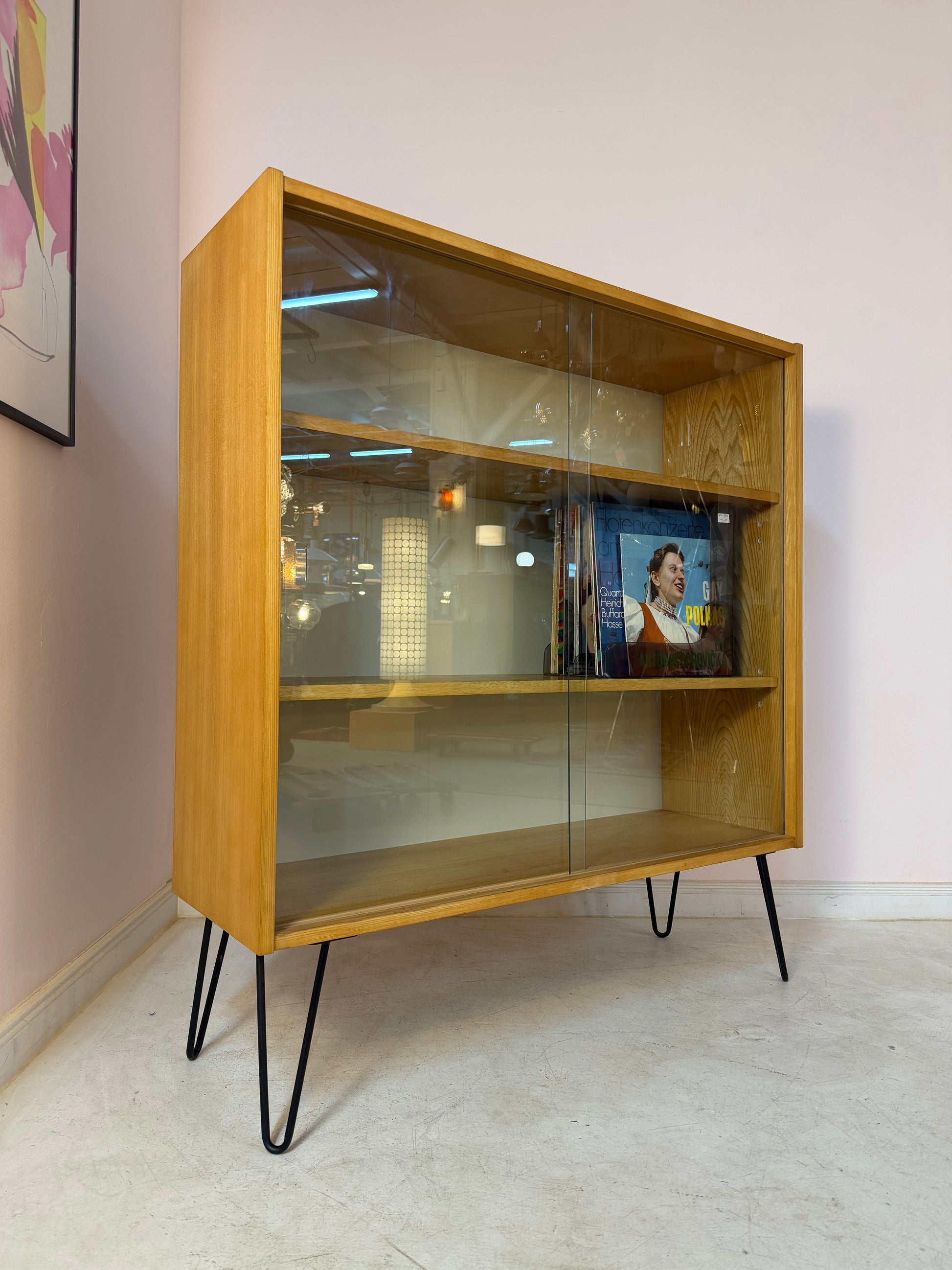 Vitrine Typ 430 mit neuen Hairpinlegs von Joachim Nebelung für Hellerau