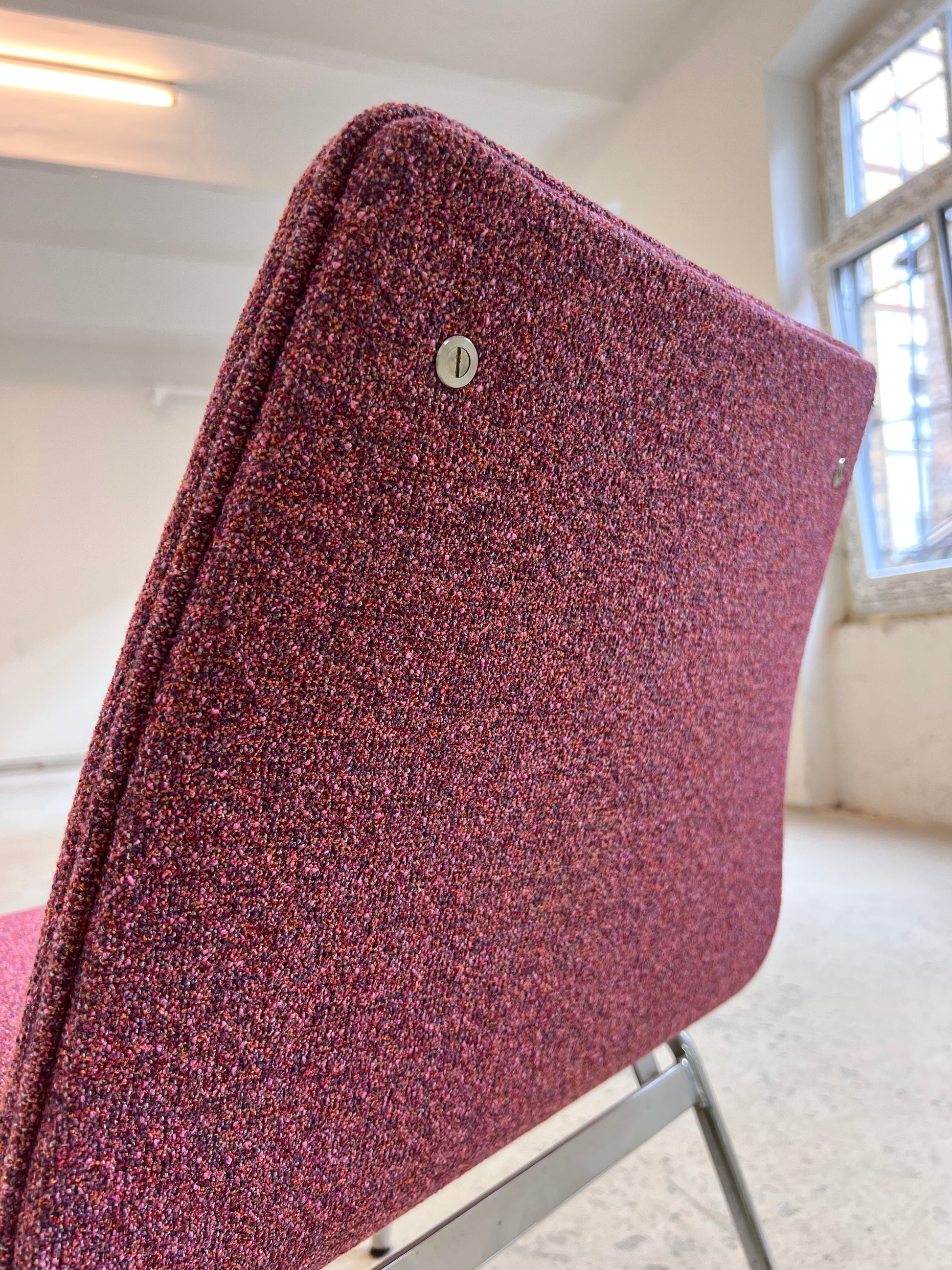 Sessel Lufthavnsstol brombeer-pink Chrom von Anden Arkitekt für Duba Møbelindustri