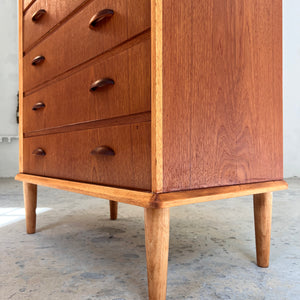 Kommode Teak mit Details in Eiche & Muschelgriffen aus Dänemark