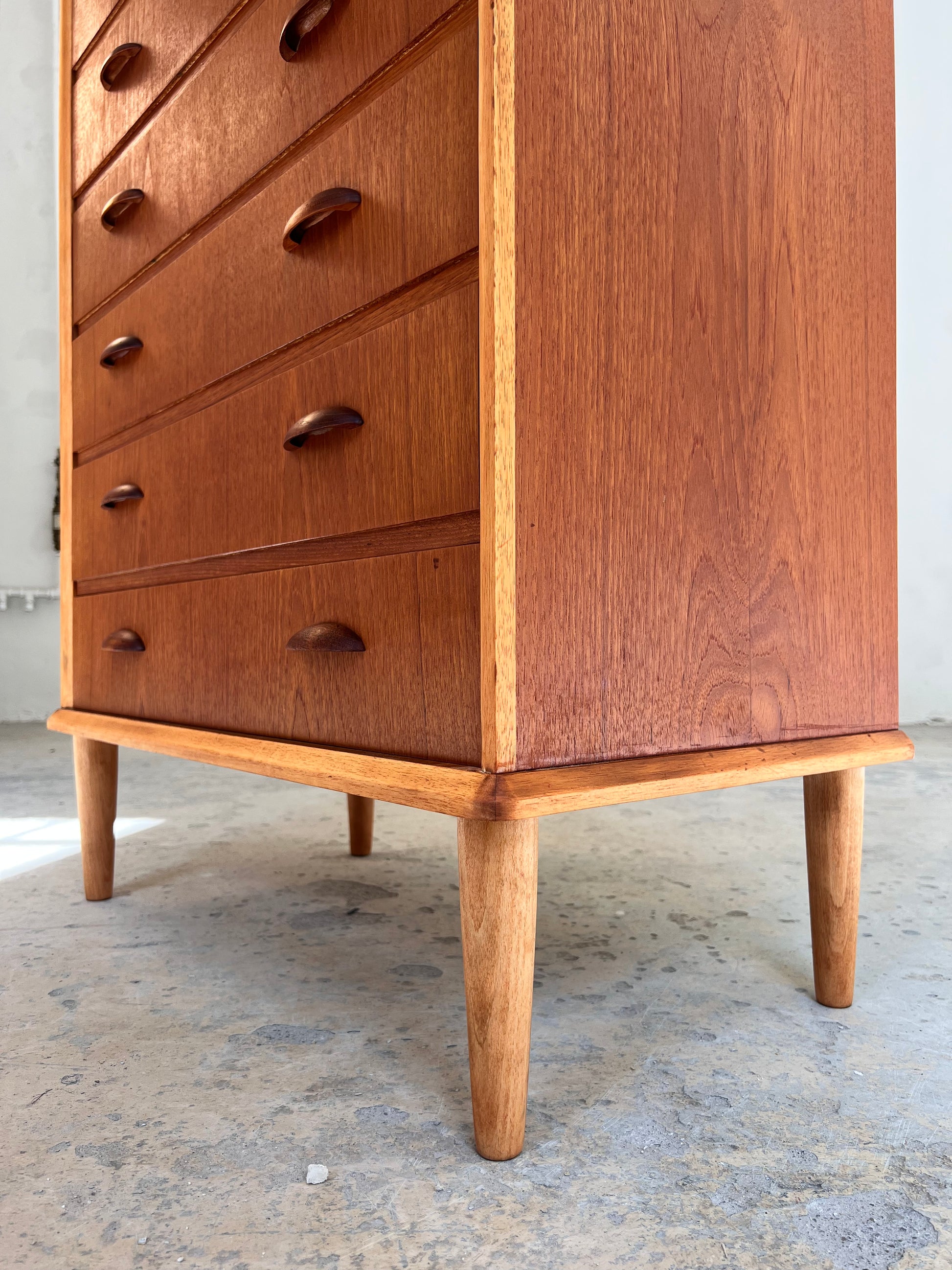 Kommode Teak mit Details in Eiche & Muschelgriffen aus Dänemark