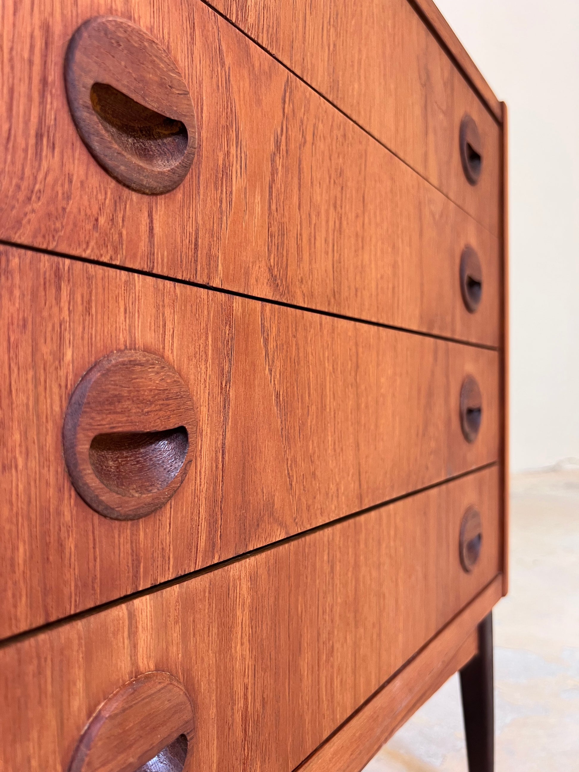 Kommode Teak mit runden Griffmulden aus Dänemark