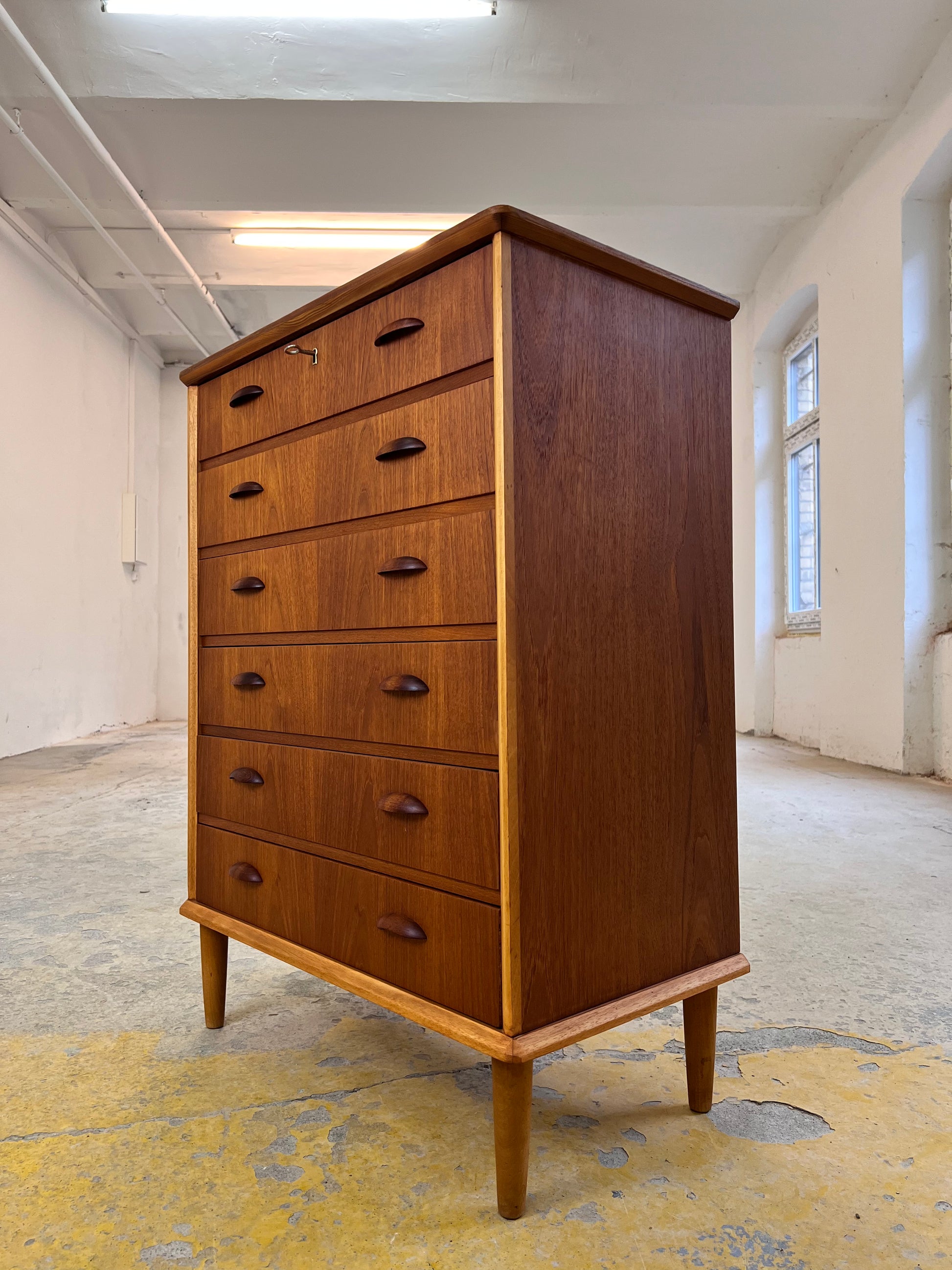 Kommode Teak mit Muschelgriffen aus Dänemark