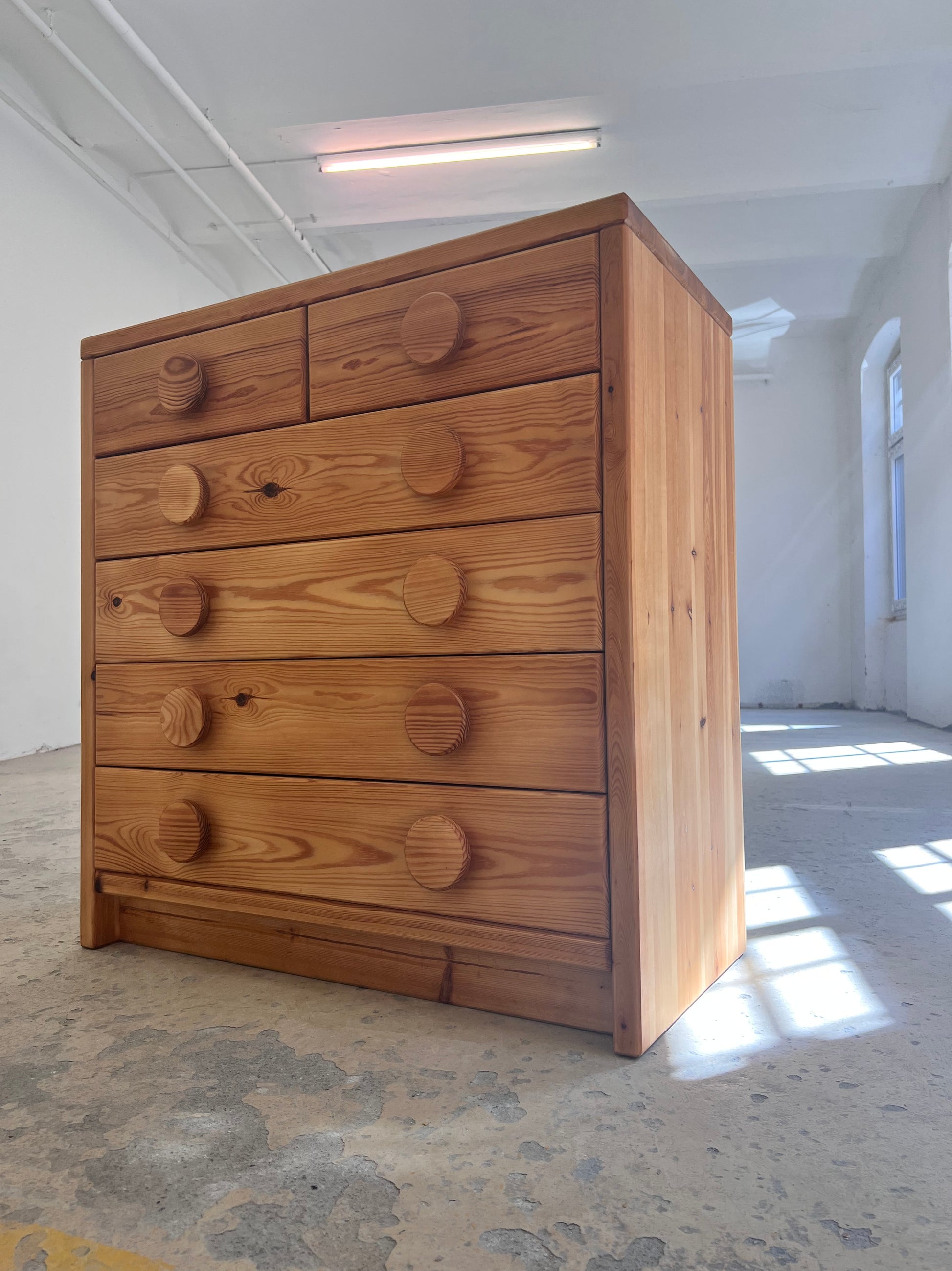 Kommode Massivholz helle Kiefer mit runden Griffen aus Dänemark