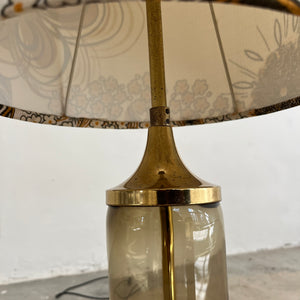 Stehlampe mit Rauchglasfuß und floralem Schirm