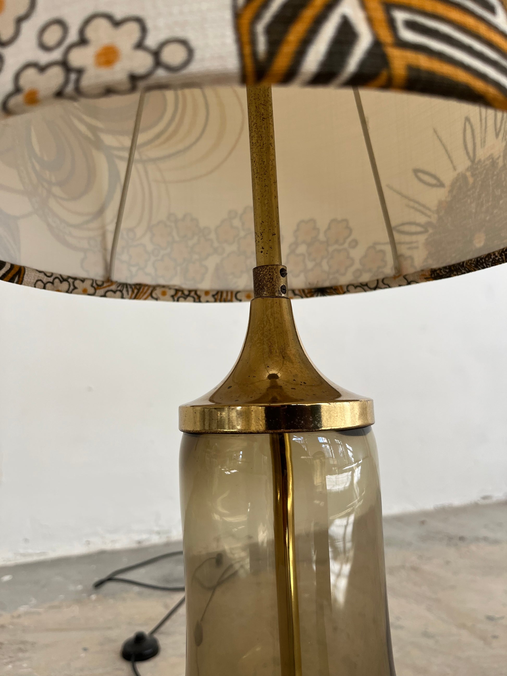 Stehlampe mit Rauchglasfuß und floralem Schirm