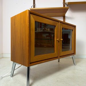 Kleine Vitrine mit Beleuchtung & neuen Chromfüßen von Dyrlund